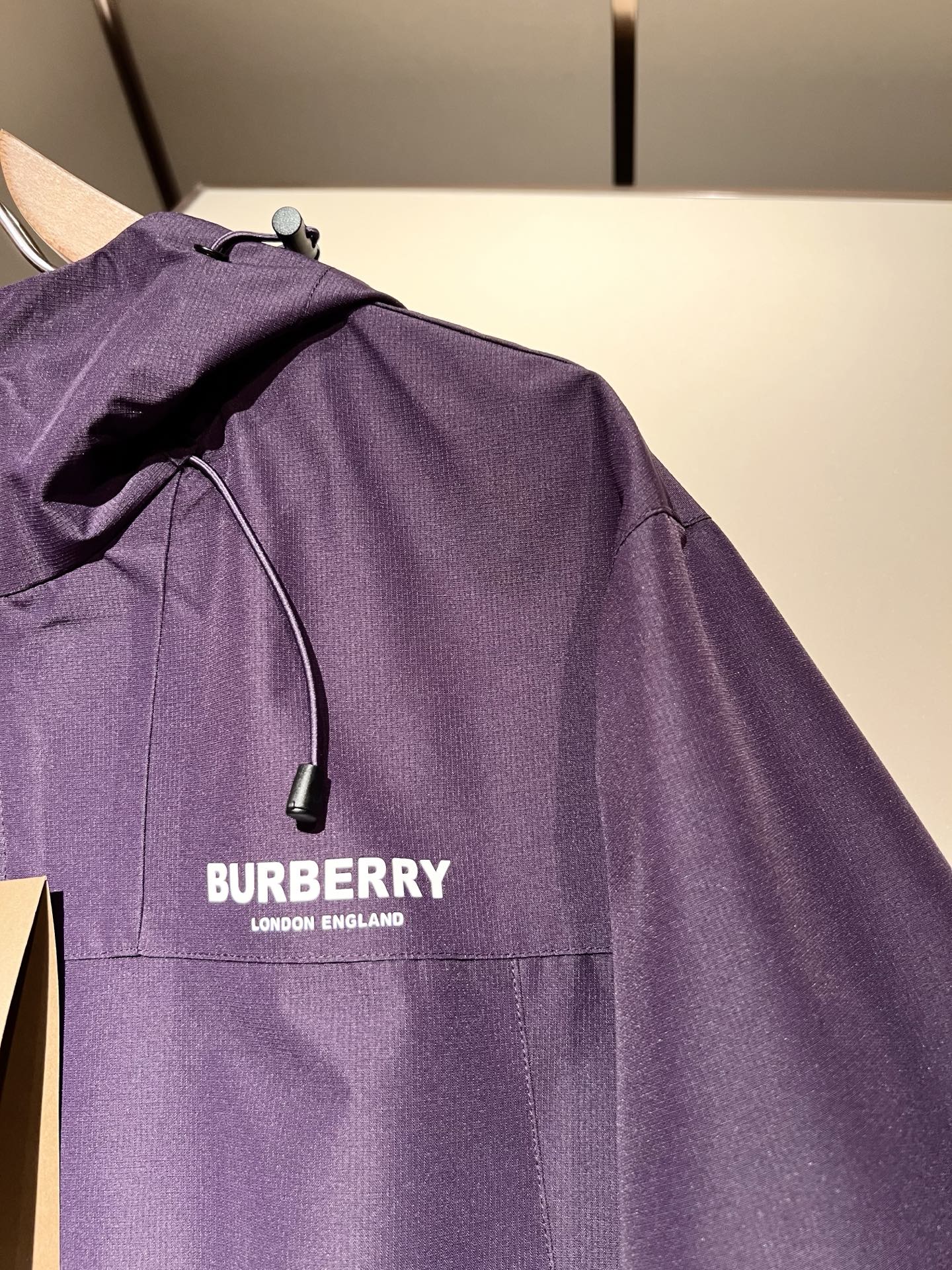 BURBER*Y巴*莉2025秋冬新品夹克外套重磅来袭，最近比较火热的环保聚酯纤维记忆面料制作而成，高端