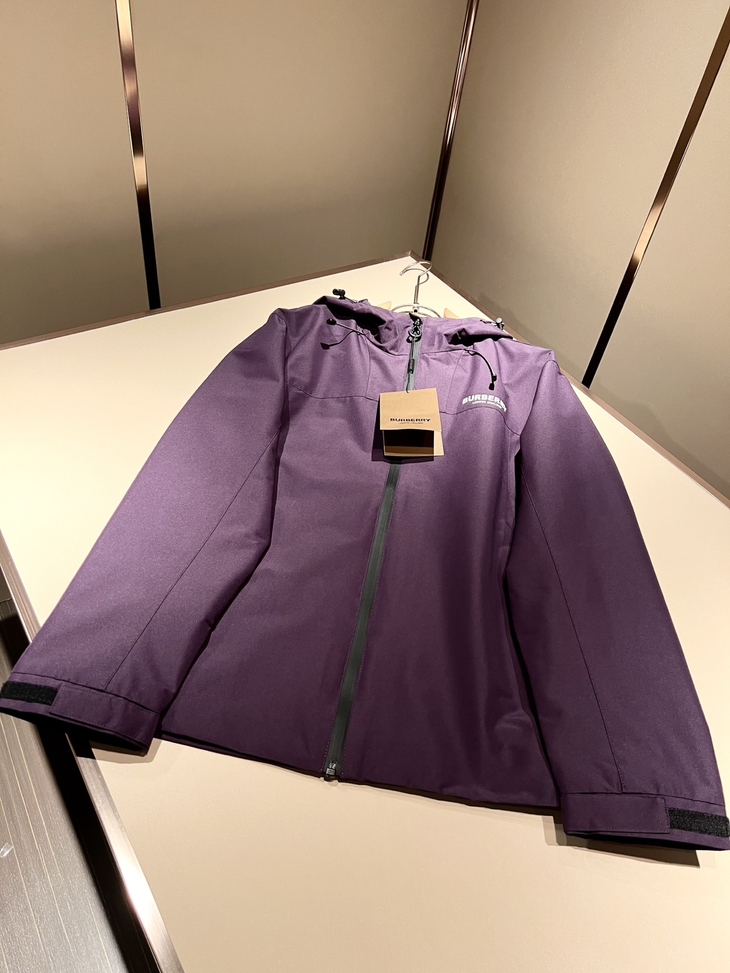 BURBER*Y巴*莉2025秋冬新品夹克外套重磅来袭，最近比较火热的环保聚酯纤维记忆面料制作而成，高端