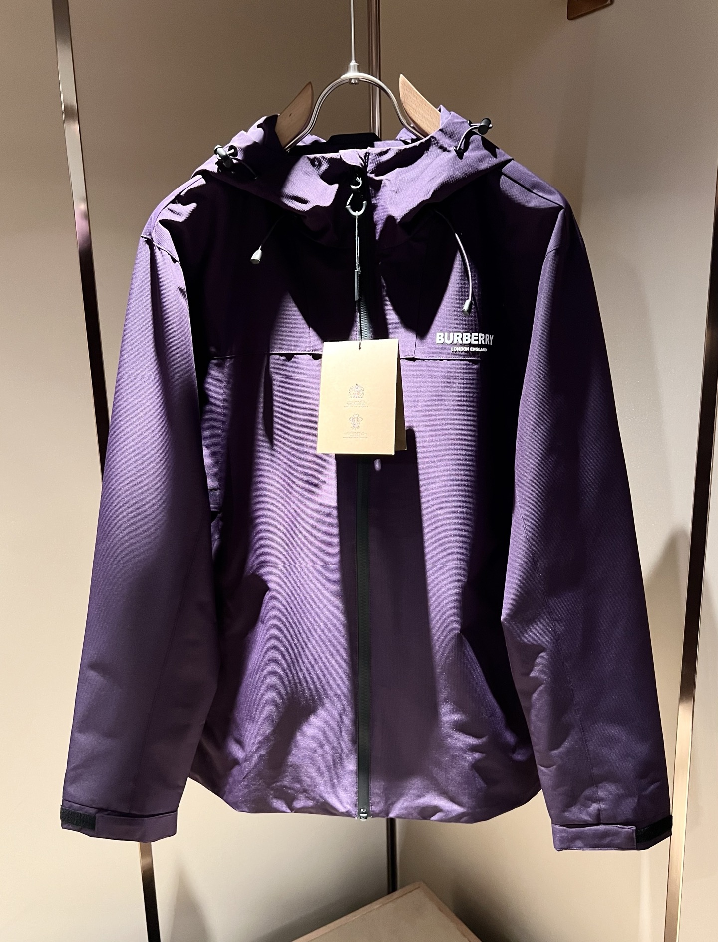 BURBER*Y巴*莉2025秋冬新品夹克外套重磅来袭，最近比较火热的环保聚酯纤维记忆面料制作而成，高端