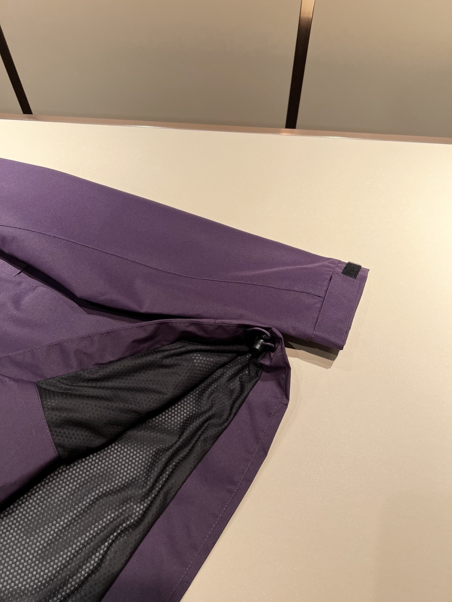 BURBER*Y巴*莉2025秋冬新品夹克外套重磅来袭，最近比较火热的环保聚酯纤维记忆面料制作而成，高端