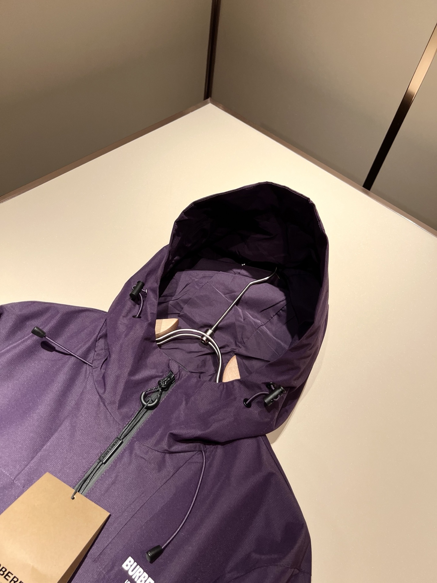 BURBER*Y巴*莉2025秋冬新品夹克外套重磅来袭，最近比较火热的环保聚酯纤维记忆面料制作而成，高端