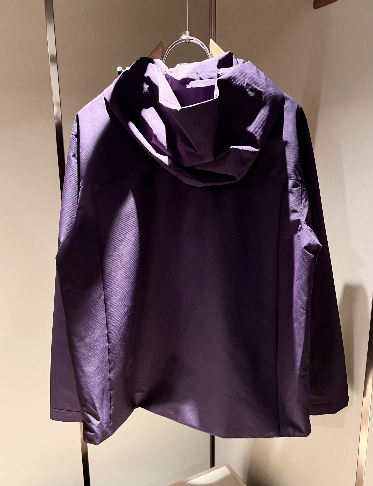 BURBER*Y巴*莉2025秋冬新品夹克外套重磅来袭，最近比较火热的环保聚酯纤维记忆面料制作而成，高端