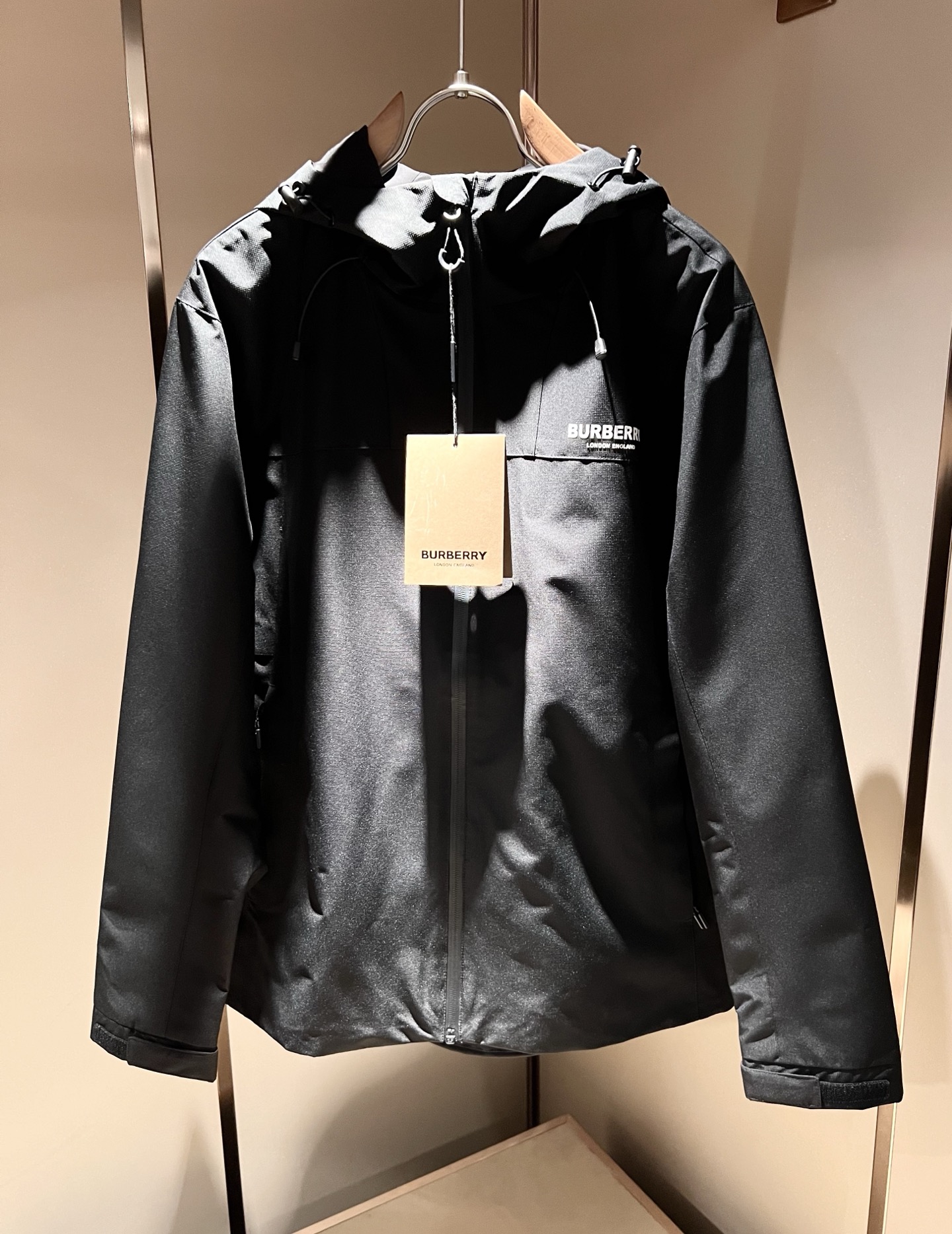 BURBER*Y巴*莉2025秋冬新品夹克外套重磅来袭，最近比较火热的环保聚酯纤维记忆面料制作而成，高端