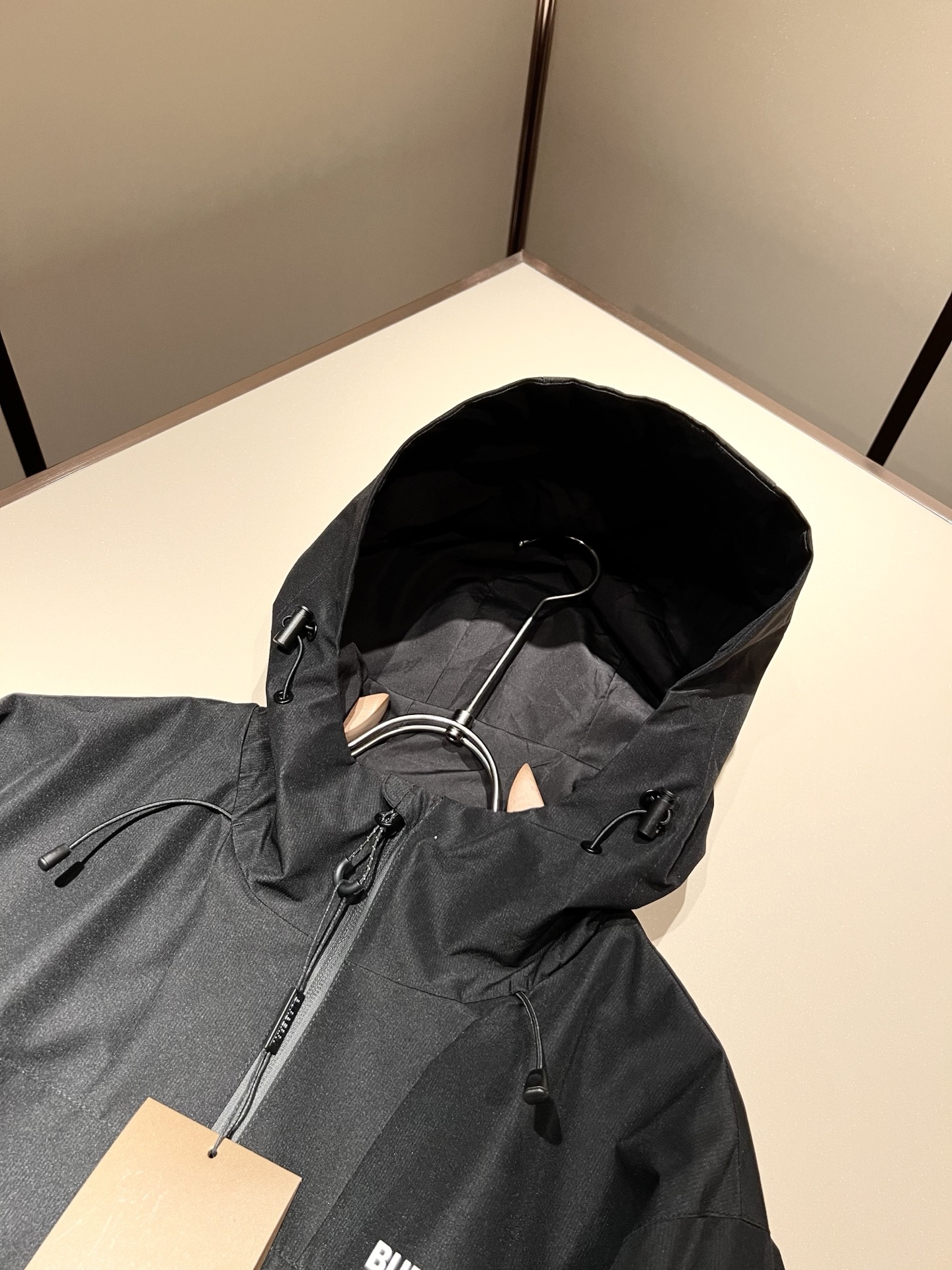 BURBER*Y巴*莉2025秋冬新品夹克外套重磅来袭，最近比较火热的环保聚酯纤维记忆面料制作而成，高端