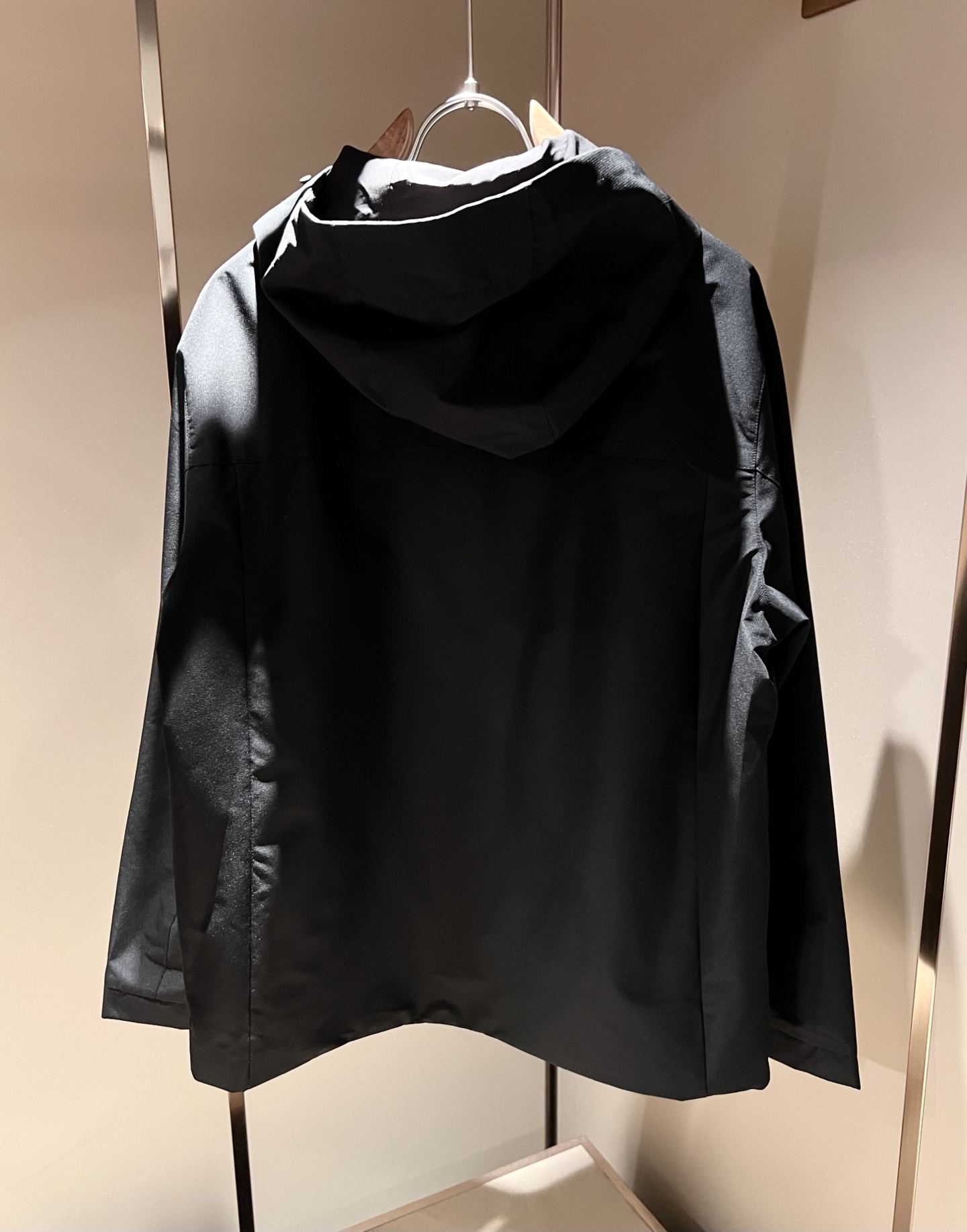 BURBER*Y巴*莉2025秋冬新品夹克外套重磅来袭，最近比较火热的环保聚酯纤维记忆面料制作而成，高端