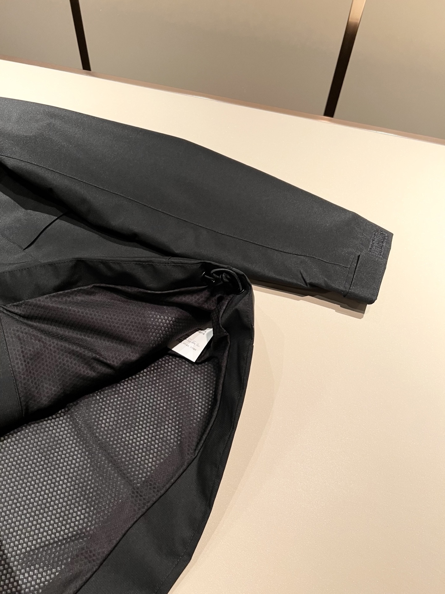 BURBER*Y巴*莉2025秋冬新品夹克外套重磅来袭，最近比较火热的环保聚酯纤维记忆面料制作而成，高端