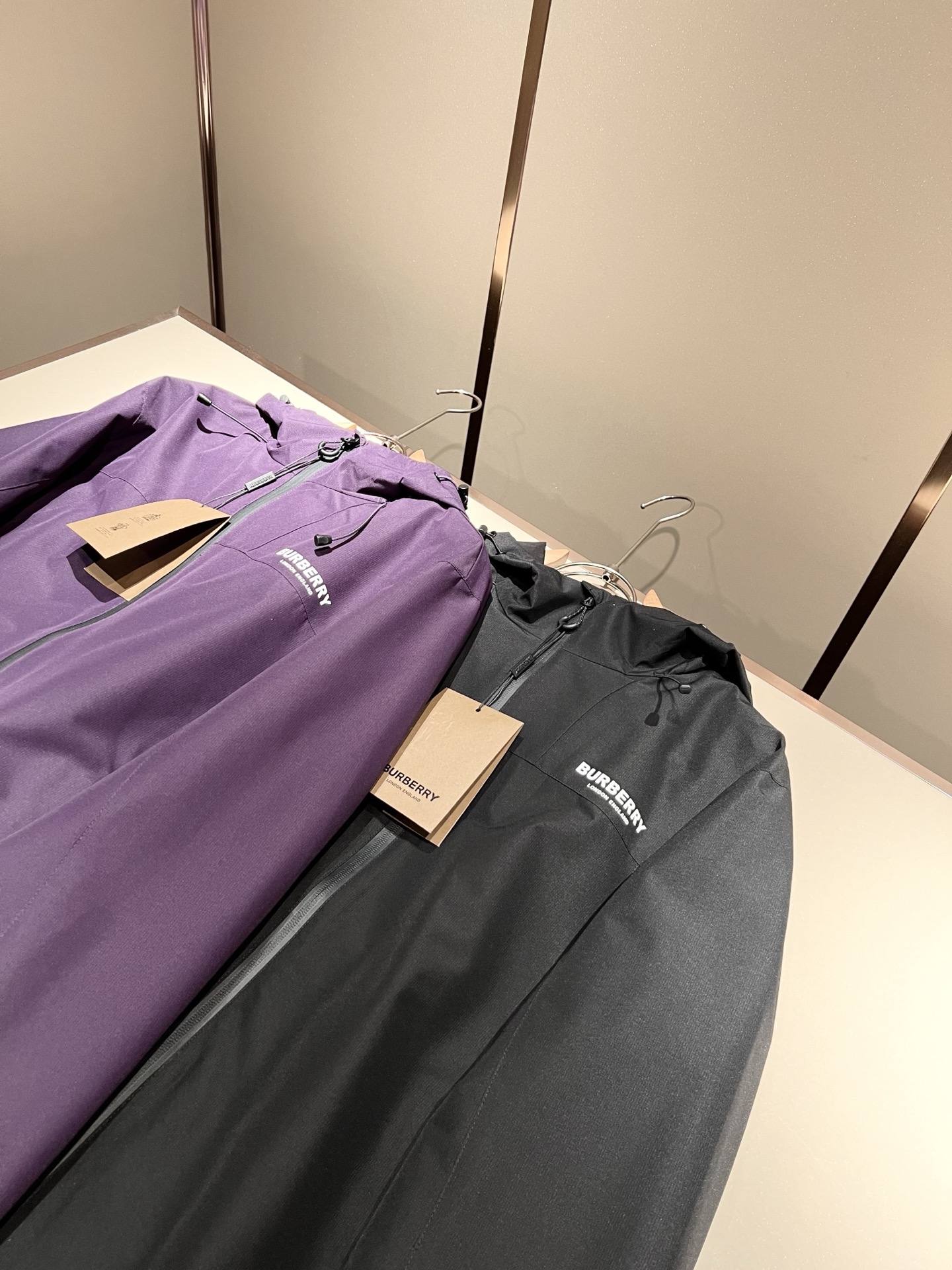 BURBER*Y巴*莉2025秋冬新品夹克外套重磅来袭，最近比较火热的环保聚酯纤维记忆面料制作而成，高端