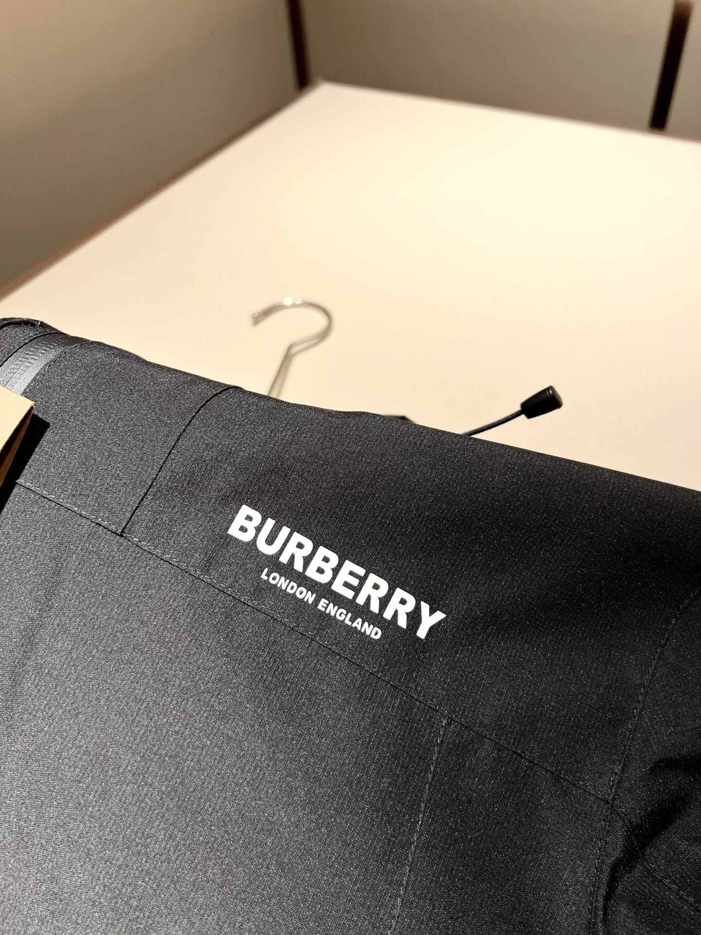 BURBER*Y巴*莉2025秋冬新品夹克外套重磅来袭，最近比较火热的环保聚酯纤维记忆面料制作而成，高端