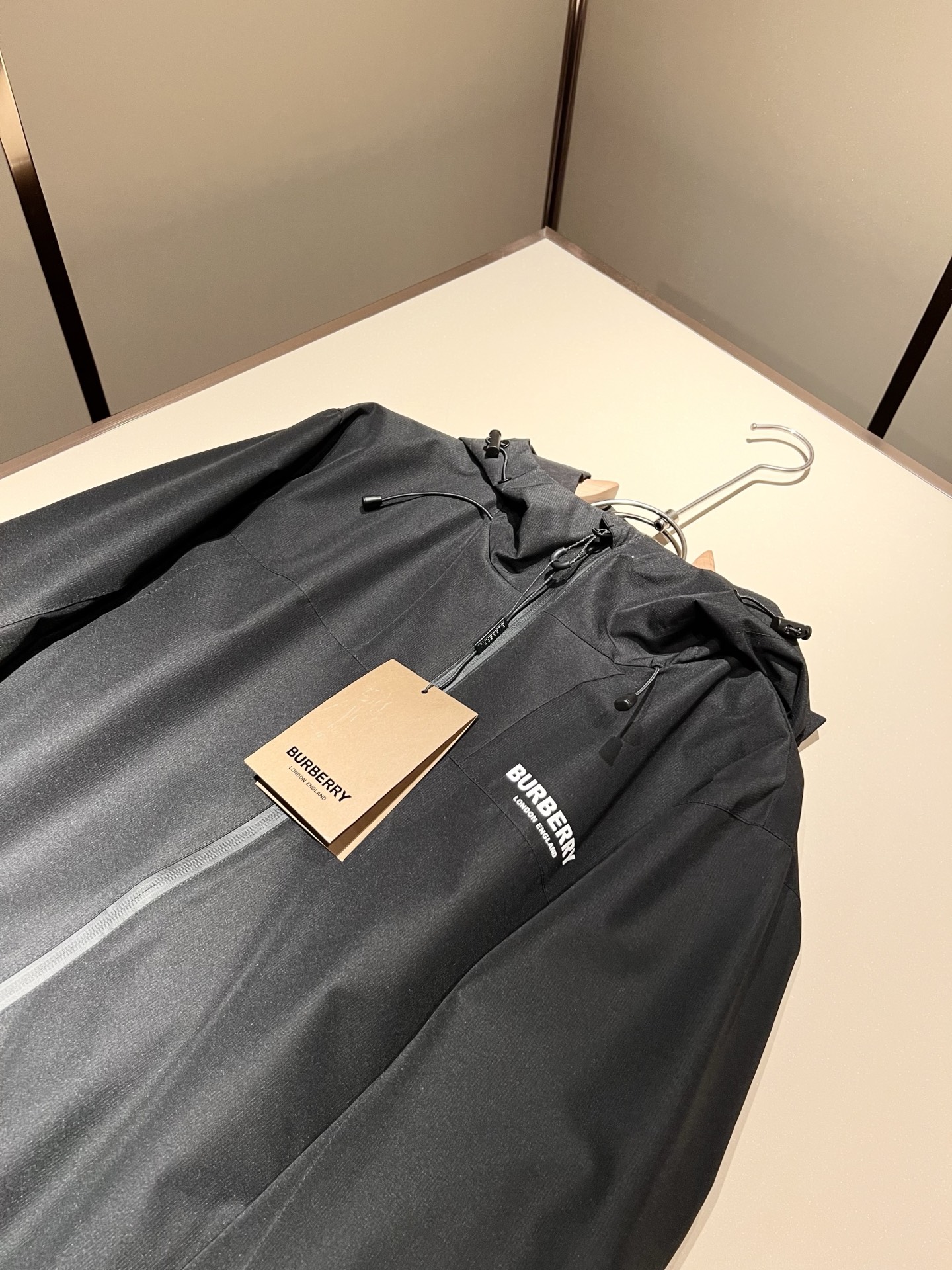 BURBER*Y巴*莉2025秋冬新品夹克外套重磅来袭，最近比较火热的环保聚酯纤维记忆面料制作而成，高端