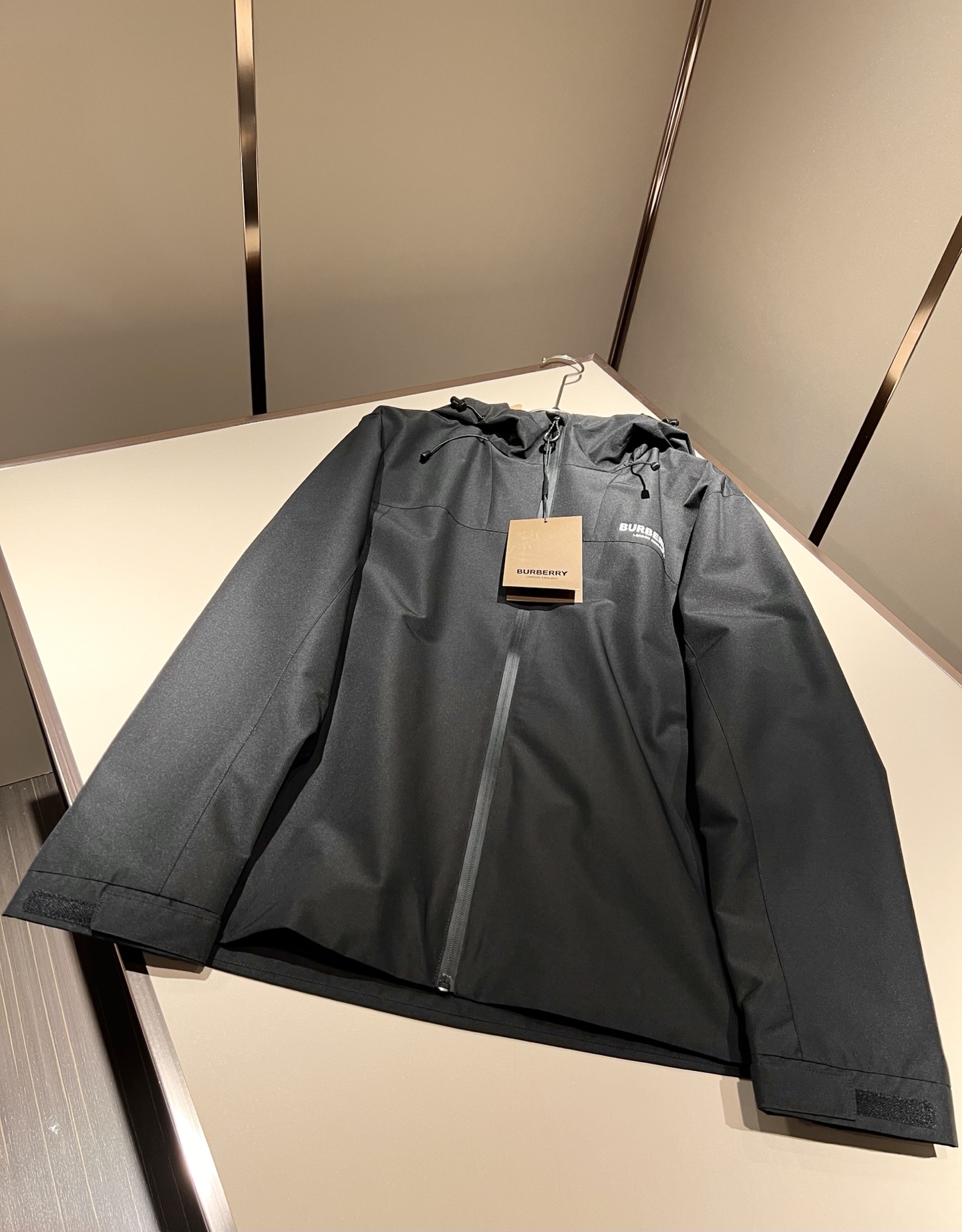 BURBER*Y巴*莉2025秋冬新品夹克外套重磅来袭，最近比较火热的环保聚酯纤维记忆面料制作而成，高端