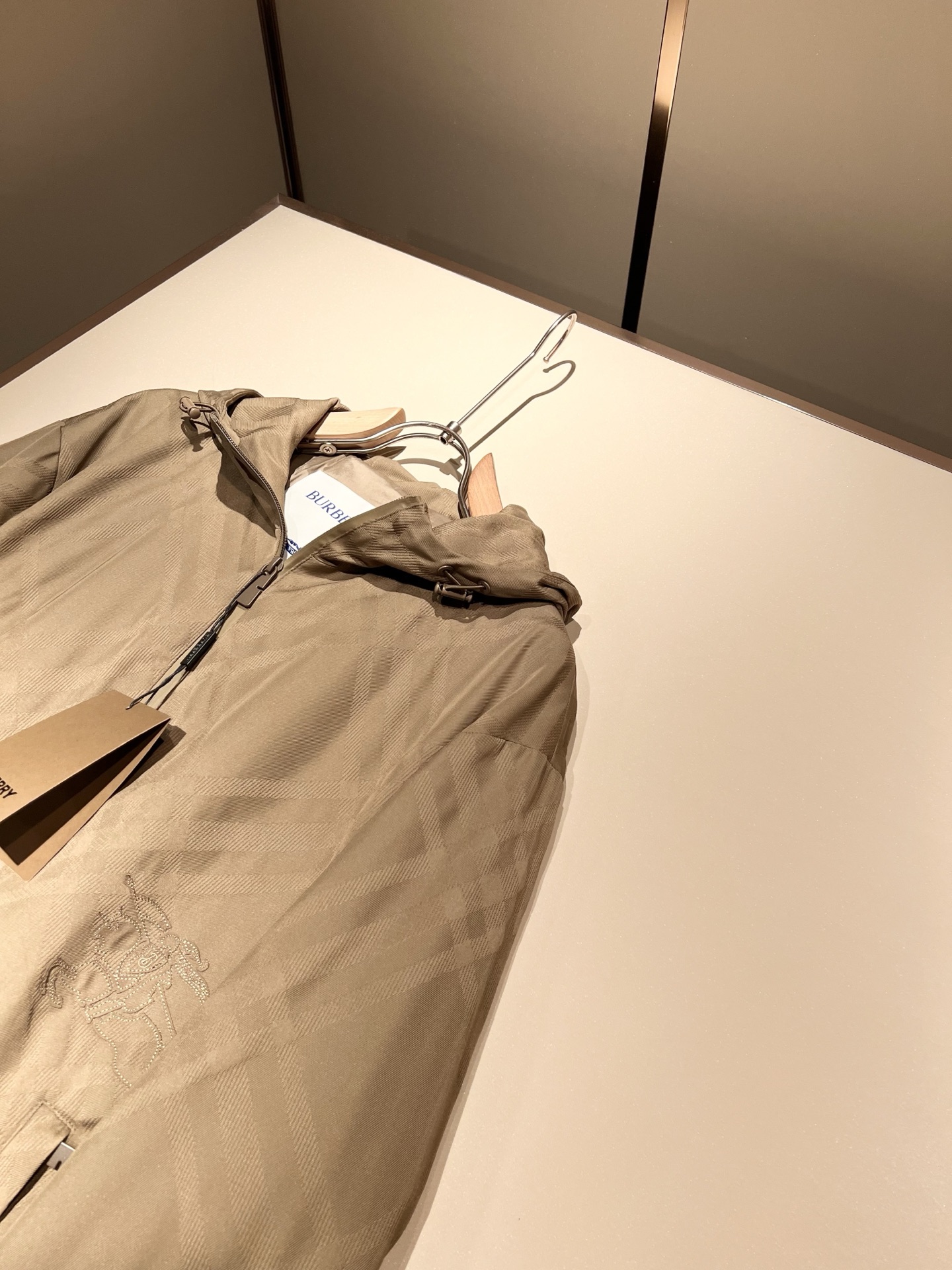 BURBER*Y巴*莉2025秋冬新品夹克外套重磅来袭，最近比较火热的环保聚酯纤维记忆面料制作而成，高端