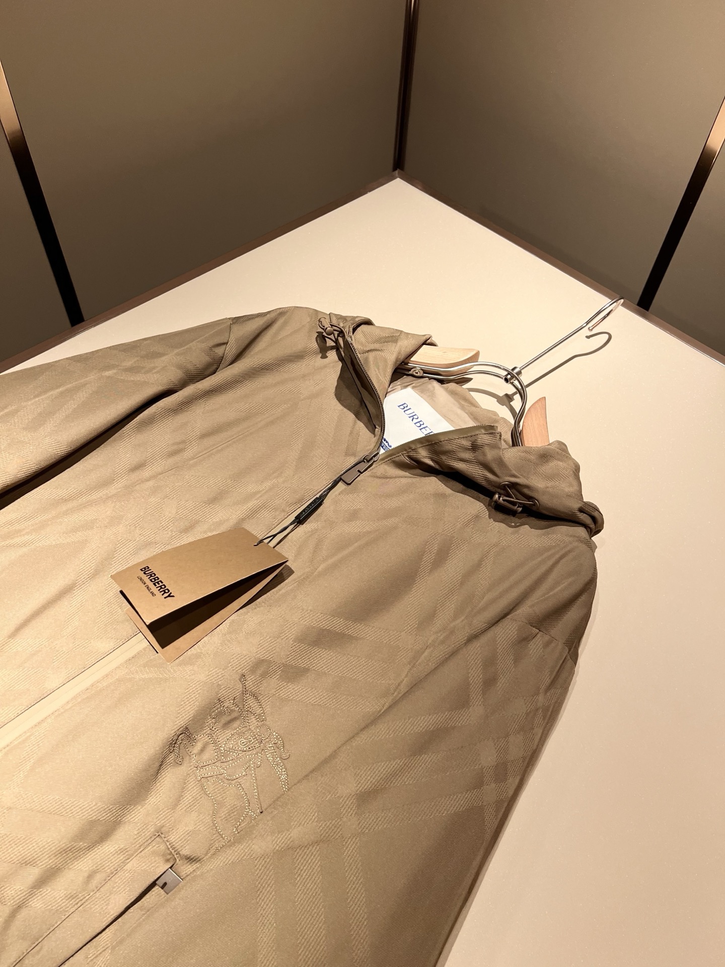 BURBER*Y巴*莉2025秋冬新品夹克外套重磅来袭，最近比较火热的环保聚酯纤维记忆面料制作而成，高端