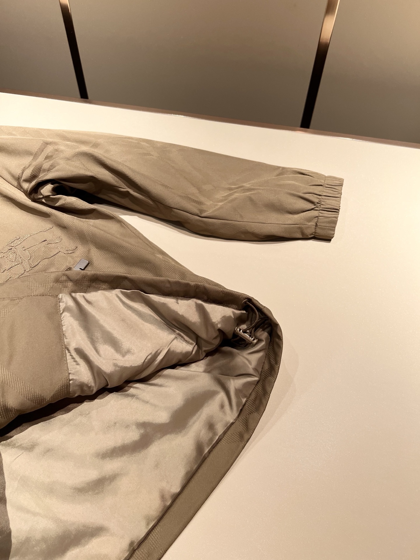 BURBER*Y巴*莉2025秋冬新品夹克外套重磅来袭，最近比较火热的环保聚酯纤维记忆面料制作而成，高端