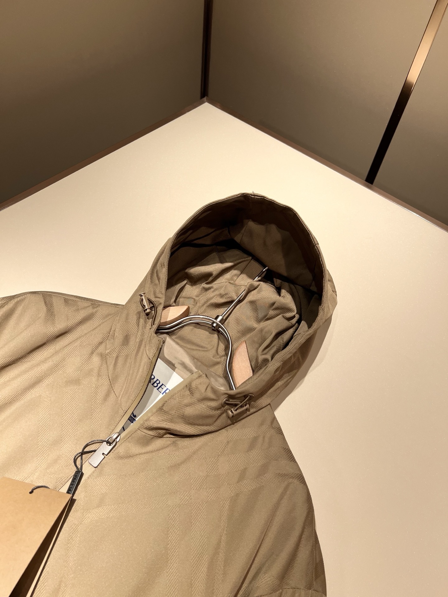 BURBER*Y巴*莉2025秋冬新品夹克外套重磅来袭，最近比较火热的环保聚酯纤维记忆面料制作而成，高端