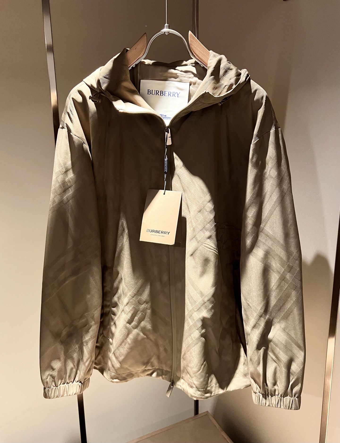 BURBER*Y巴*莉2025秋冬新品夹克外套重磅来袭，最近比较火热的环保聚酯纤维记忆面料制作而成，高端