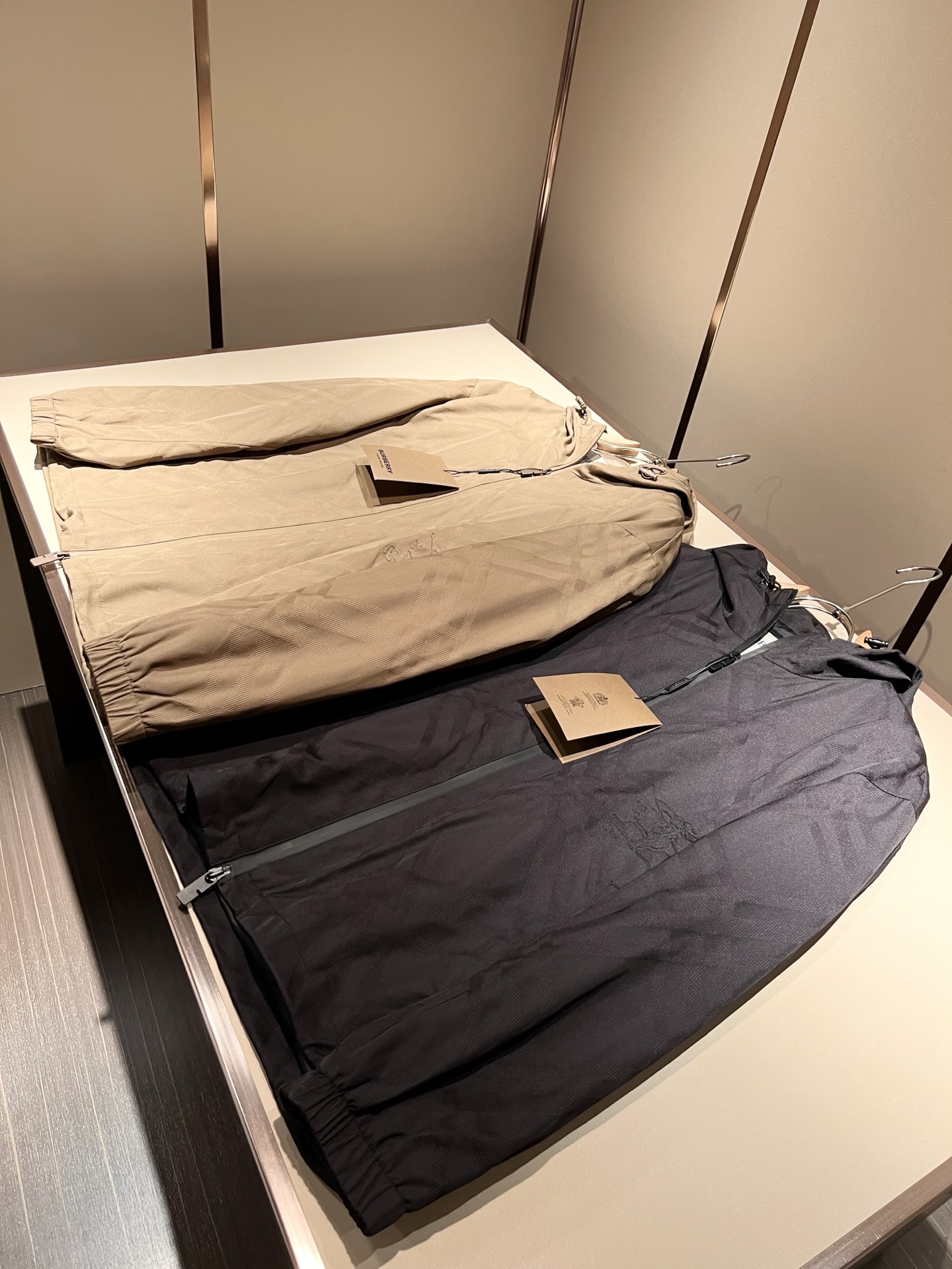 BURBER*Y巴*莉2025秋冬新品夹克外套重磅来袭，最近比较火热的环保聚酯纤维记忆面料制作而成，高端