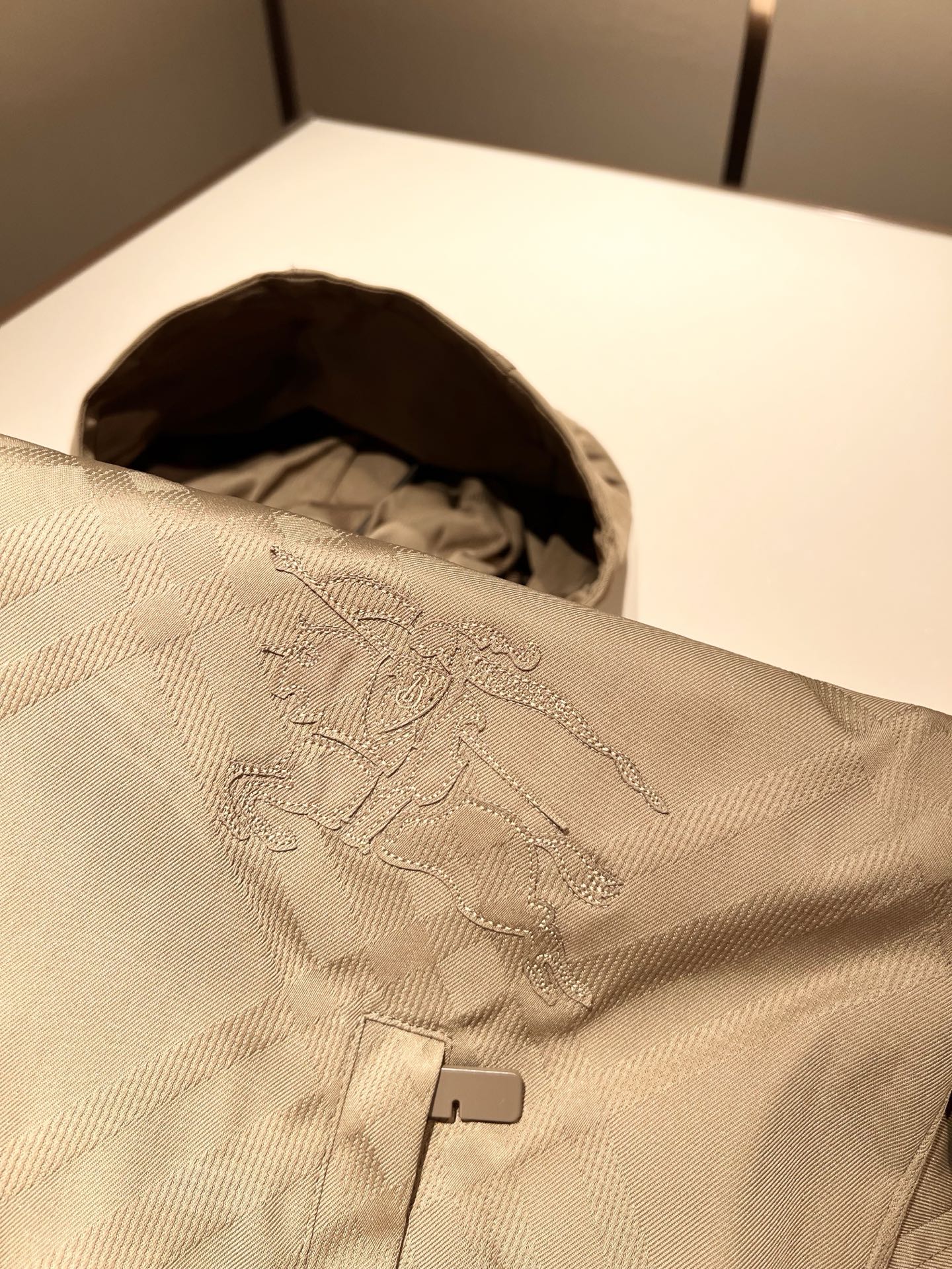 BURBER*Y巴*莉2025秋冬新品夹克外套重磅来袭，最近比较火热的环保聚酯纤维记忆面料制作而成，高端