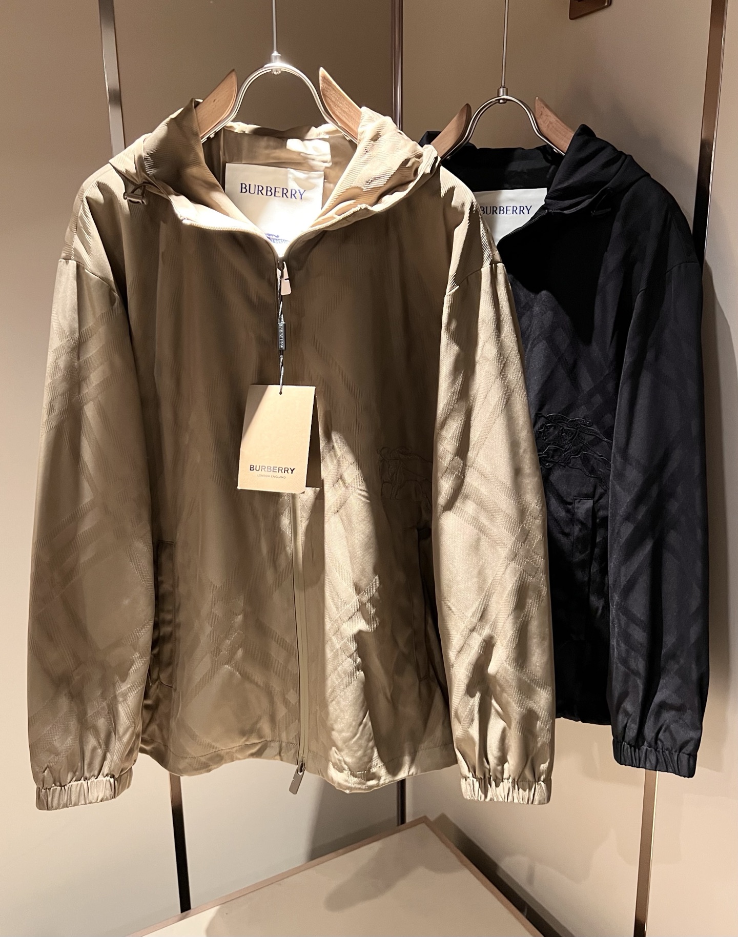 NO:514096,BURBER*Y BAR*Li’s new autumn and winter jacket is coming. It is made of a popular environmentally friendly polyester memory fabric recently. It is a high-end outdoor sports and leisure series, which is very popular!  The latest special material developed by BUR, memory fabric, is also called memory cloth, which refers to fabrics with morphological memory functions, and the chest logo pattern patch design!  Selling all versions on the market in seconds is not a level at all. Whether it is material, detail restoration and craftsmanship, you are not afraid of any challenges. Just to contribute wonderful products to everyone. As always, it is consistent. A style that implements the core concept of BUR tightly ties the plaid and fashion, always maintains perfection, a simple but not simple design style perfectly meets the outfit you need in daily life. Size: M-3XL, burberry, jackets & coats, jackets & coats, alexander wang19860909BURBER*Y巴*莉2025秋冬新品夹克外套重磅来袭,最近比较火热的环保聚酯纤维记忆面料制作而成,高端户外运动休闲系列,非常火热运动风潮！BUR最新研发的特殊材质,记忆面料也叫记忆布,是指具有形态记忆功能的面料,胸前logo图案贴布设计！秒杀市面上一切版本,只能说根本就不是一个级别的存在,不管是材质还是细节还原度以及工艺制作方面,不惧任何挑战,只为给大家奉献绝妙产物一如既往,始终如一,贯彻了BUR核心理念的一个款式将格纹与时尚紧紧的捆绑在一起,时刻保持完美,简约而不简单的的设计风格,完美的满足了你日常所需要的穿搭.尺码:M-3XL,,burberry,jackets & coats,jackets & coats,alexander wang,Men's clothing