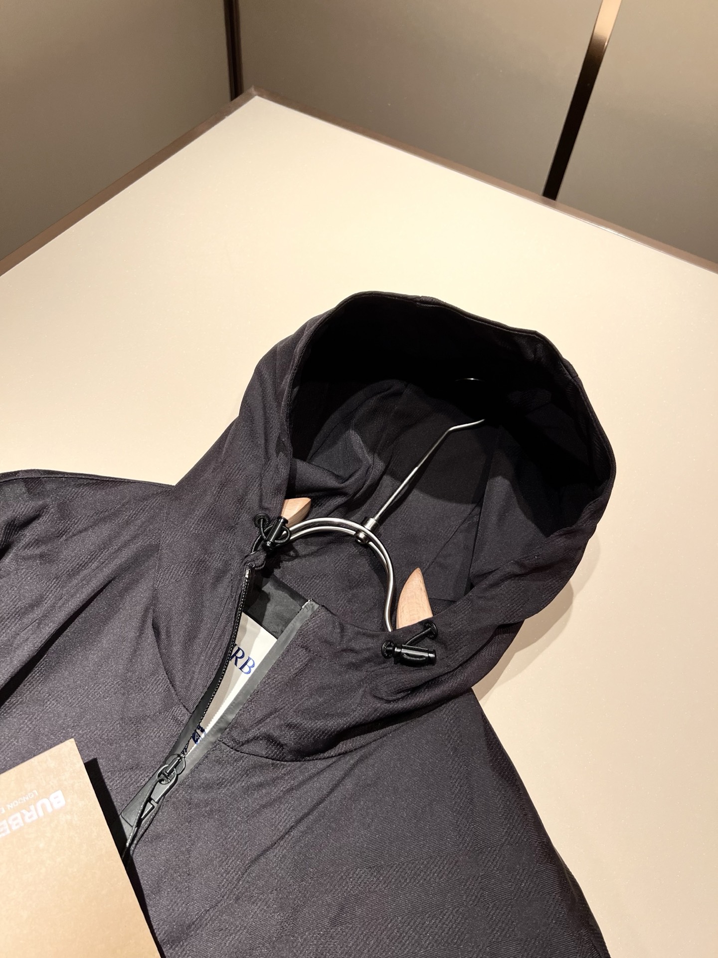 BURBER*Y巴*莉2025秋冬新品夹克外套重磅来袭，最近比较火热的环保聚酯纤维记忆面料制作而成，高端