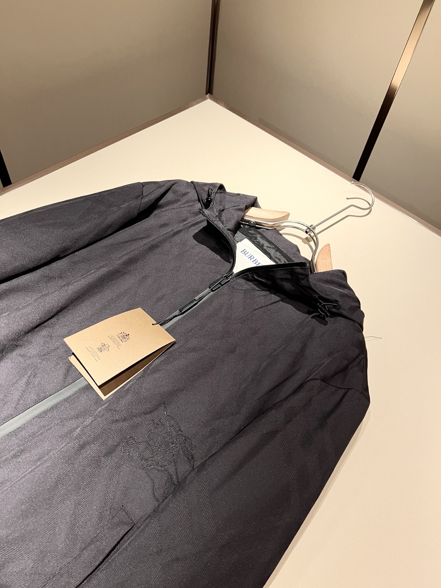 BURBER*Y巴*莉2025秋冬新品夹克外套重磅来袭，最近比较火热的环保聚酯纤维记忆面料制作而成，高端