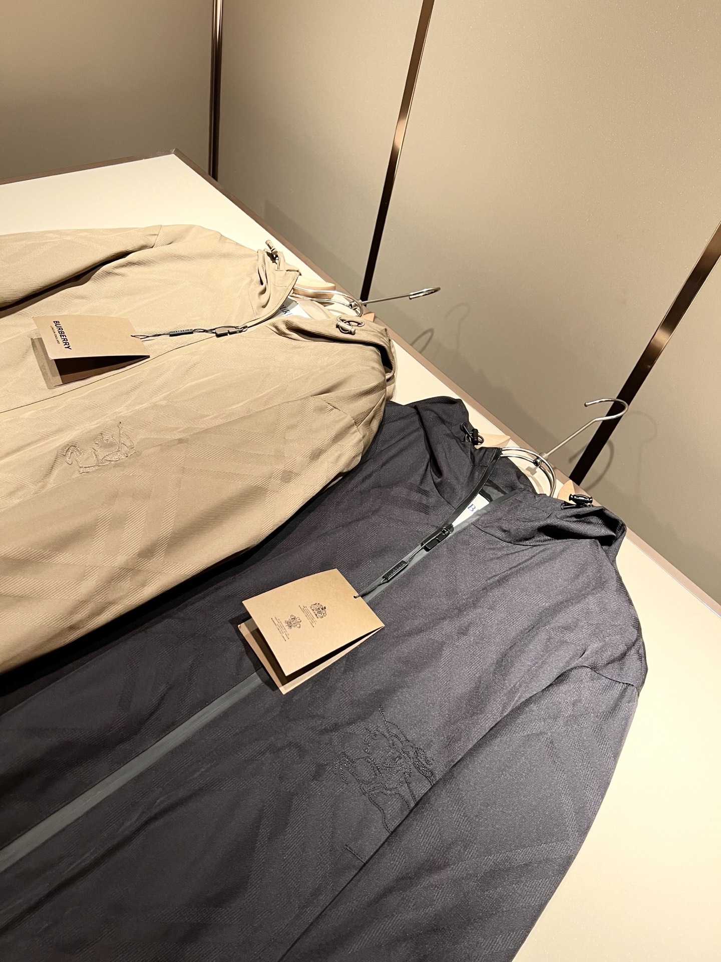 BURBER*Y巴*莉2025秋冬新品夹克外套重磅来袭，最近比较火热的环保聚酯纤维记忆面料制作而成，高端