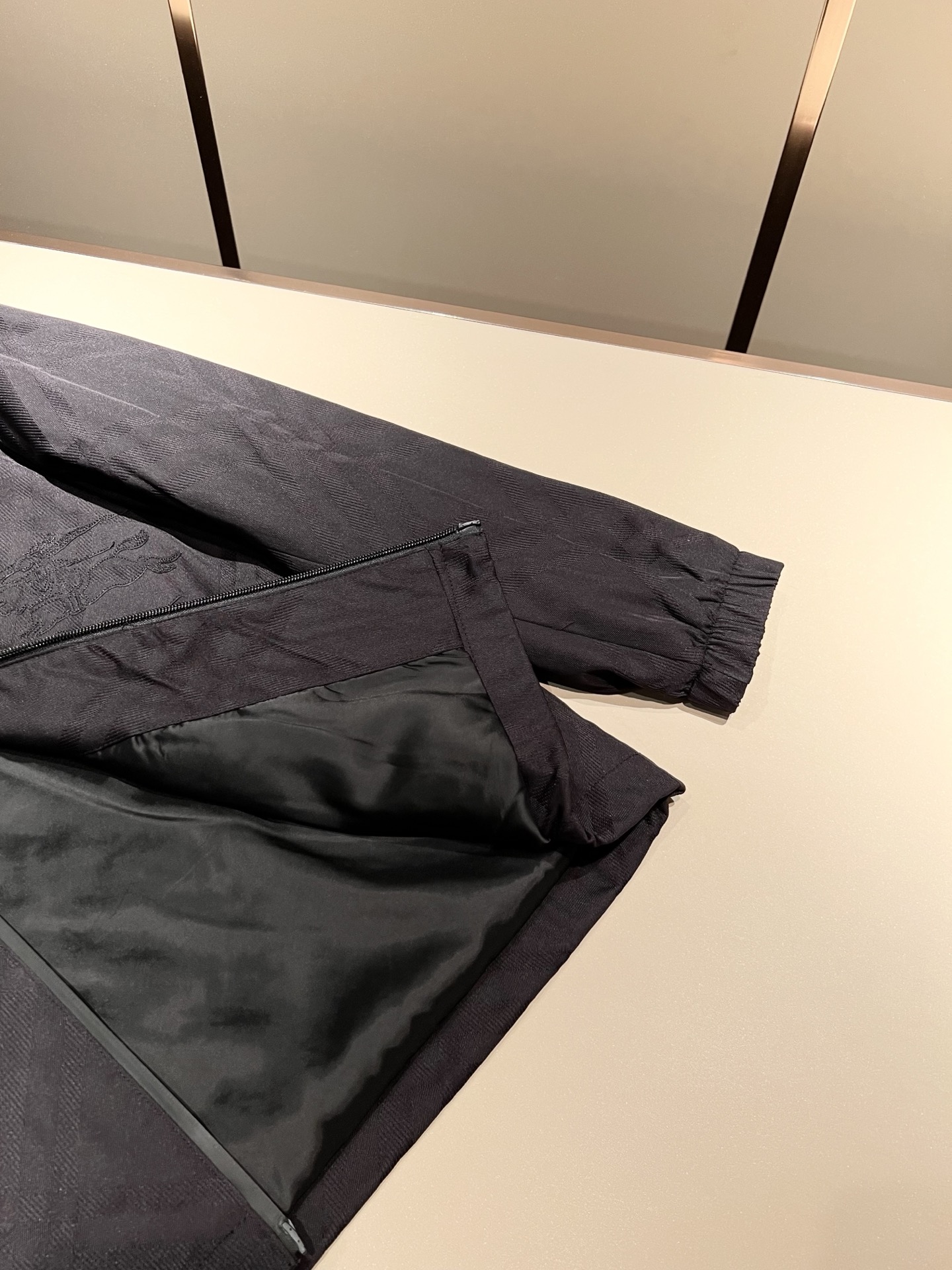 BURBER*Y巴*莉2025秋冬新品夹克外套重磅来袭，最近比较火热的环保聚酯纤维记忆面料制作而成，高端