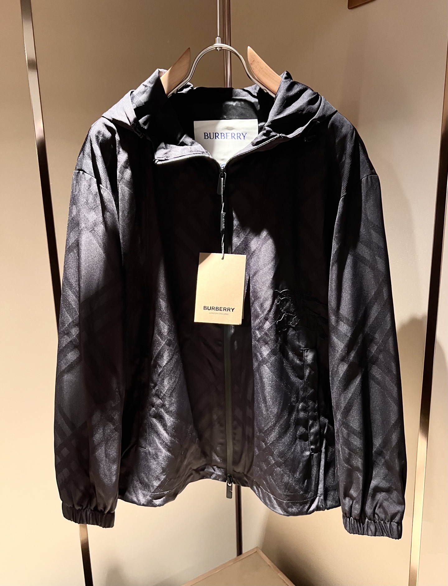 BURBER*Y巴*莉2025秋冬新品夹克外套重磅来袭，最近比较火热的环保聚酯纤维记忆面料制作而成，高端