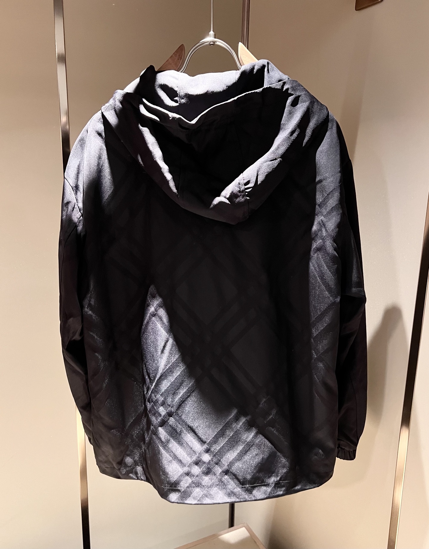 BURBER*Y巴*莉2025秋冬新品夹克外套重磅来袭，最近比较火热的环保聚酯纤维记忆面料制作而成，高端