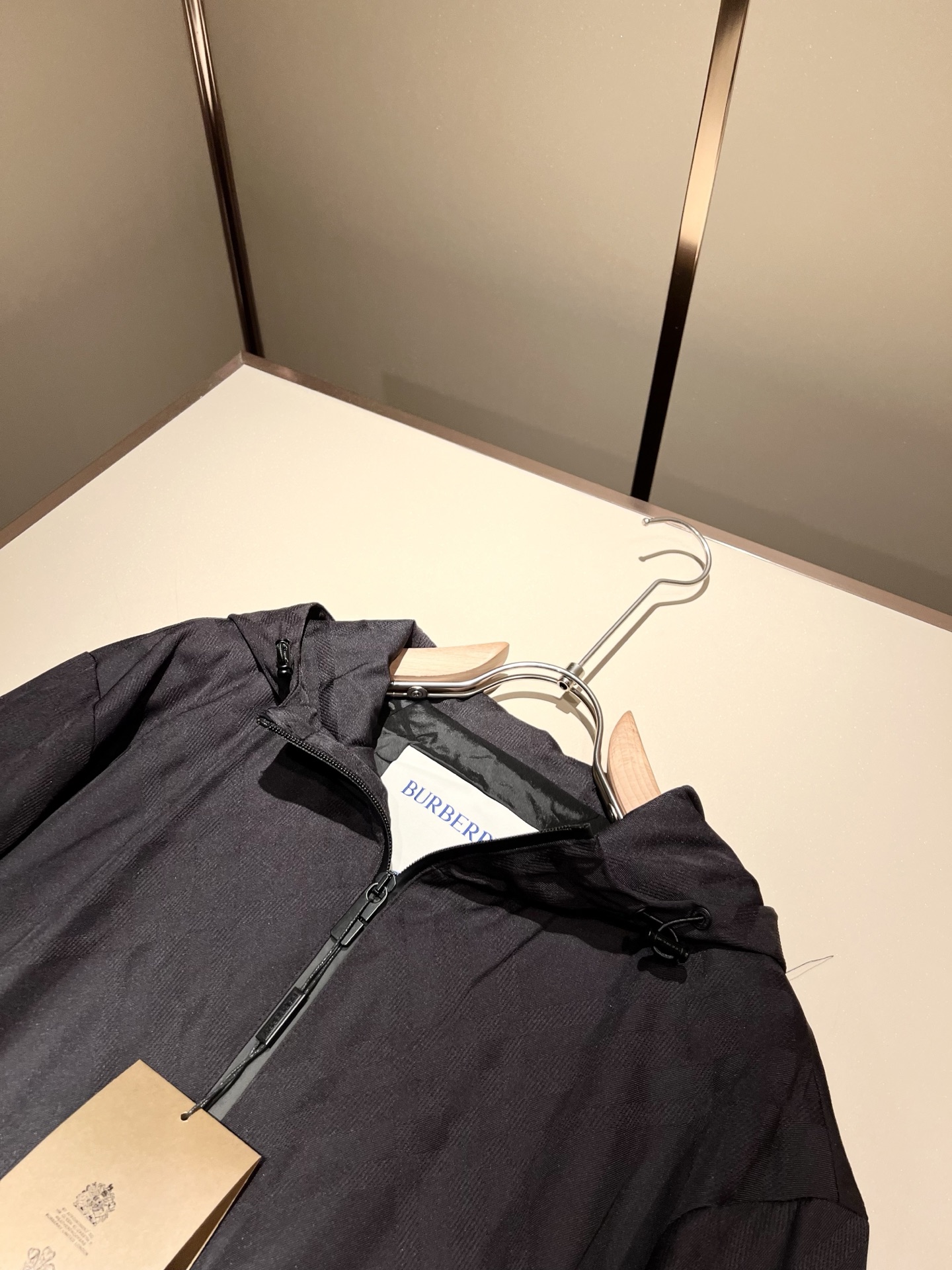 BURBER*Y巴*莉2025秋冬新品夹克外套重磅来袭，最近比较火热的环保聚酯纤维记忆面料制作而成，高端