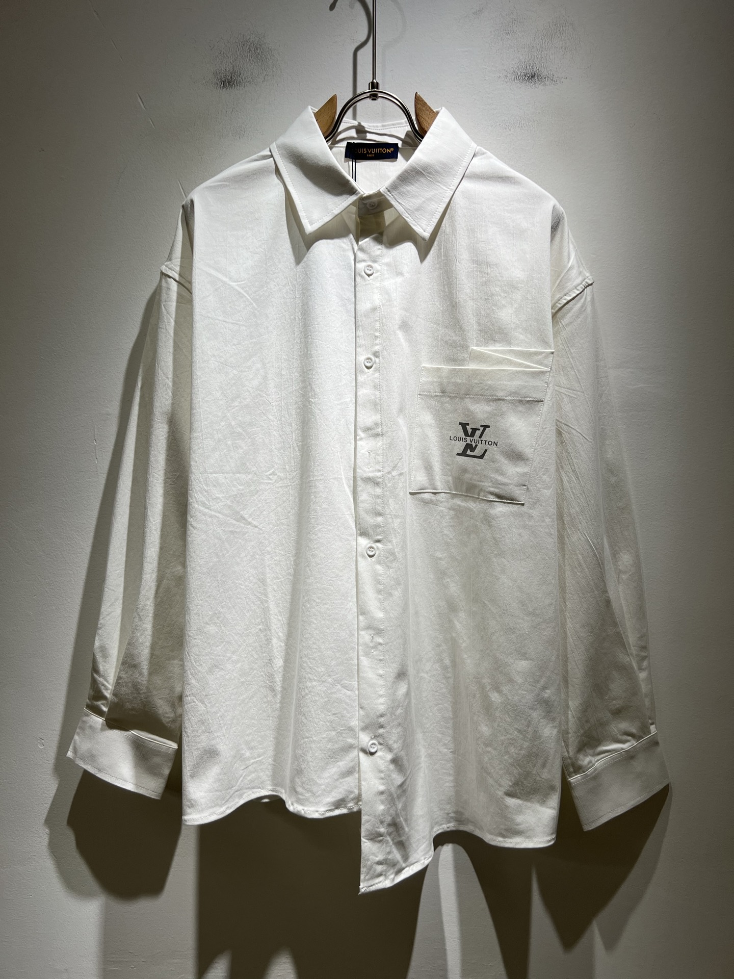 NO:515172,Louis Vuit*on 2025 autumn new light luxury men and women's uniform shirts, the new high-end of the Louis family, the details and quality are always flawless, customized original poplin cotton fabric!  Creative print design for letter logo pattern on chest!  If you don’t buy a few Louis items this spring, you are not considered a fashion expert. It interprets Louis’ iconic elements, which are really something that everyone loves. It is super soft and tough, and has excellent breathability. It comes from world-class trade-level OEM channels, with extremely rare quantity and no help after selling out. It is clean and neat. This is the special skill of the Louis family and the latest craftsmanship this quarter. The degree of meticulousness has reached the top, and the loose three-dimensional tailoring design is a unique one. It is a fusion of luxury and fashion!  Size S-2XL, louis vuitton,louis vuitton,alexander wang19860909Louis Vuit*on 路易*登 2025秋季新款轻奢男女同款衬衣,路易家族的新高端,细节品质永远的那么完美无瑕,定制原版府绸棉面料！胸前字母logo图案创意印花设计！今年春季节没有入手几件路易你算不上时尚达人.诠释路易的标志性元素,实属人见人爱的东西.超级柔软且具有韧性,透气感也是绝佳.来自世界级贸易级别的代工厂渠道,数量极其稀少售完无补.干净俐落.这是路易家族的看家绝活也是本季度的最新工艺.细致化程度已经达到顶端了,宽松立体剪裁的版型设计堪称一绝.属于奢华与时尚的融合！尺码S-2XL,,louis vuitton,louis vuitton,alexander wang,Men's clothing