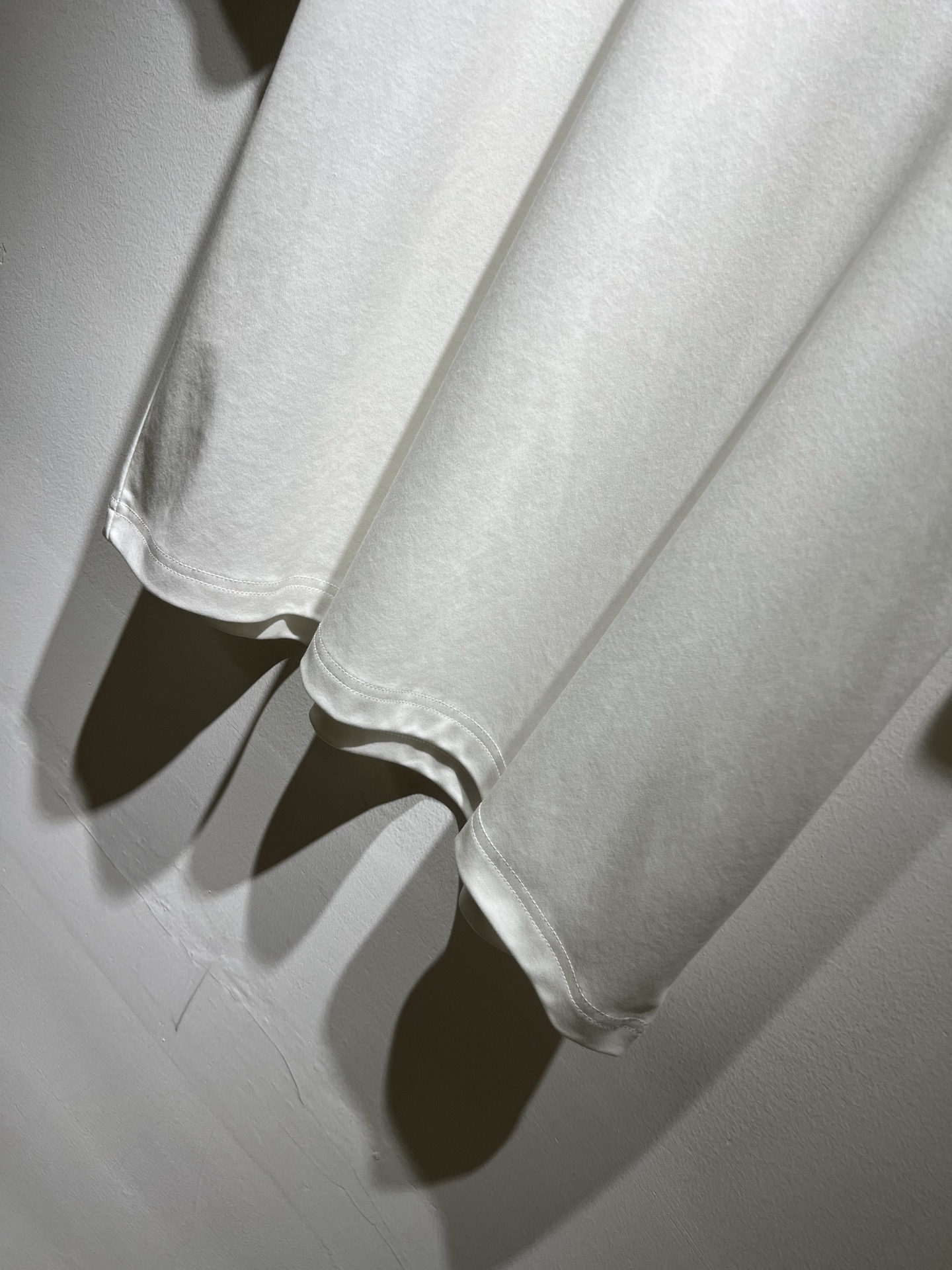 MIUMIU 谬谬2025春夏新款男女同款👫短袖T恤，品牌最新设计元素！既不单调也不复杂,恰到好处的展现