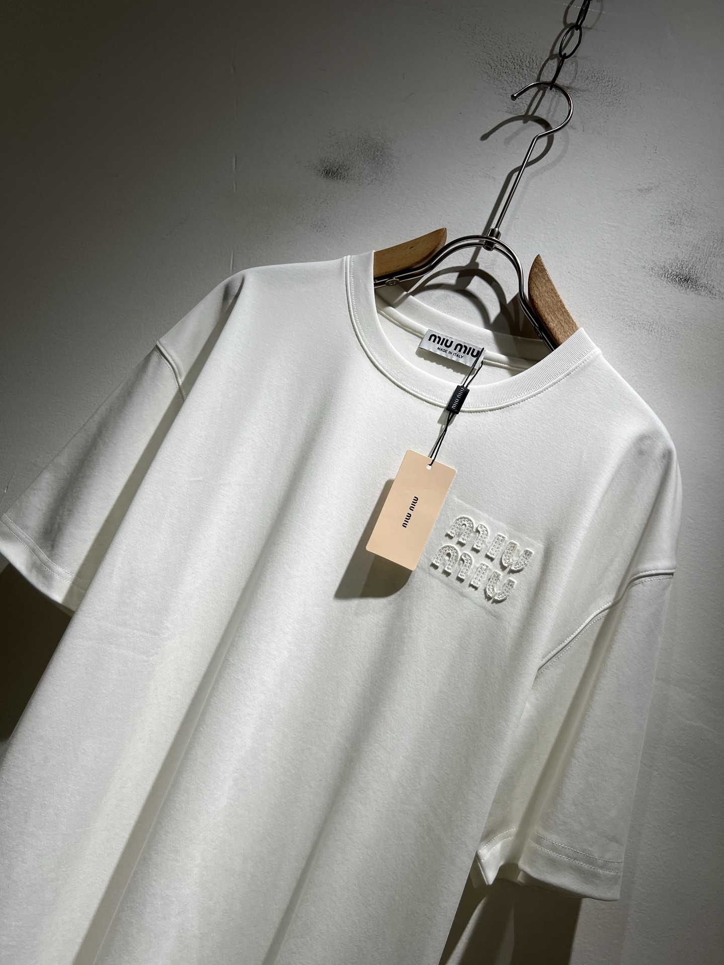 MIUMIU 谬谬2025春夏新款男女同款👫短袖T恤，品牌最新设计元素！既不单调也不复杂,恰到好处的展现