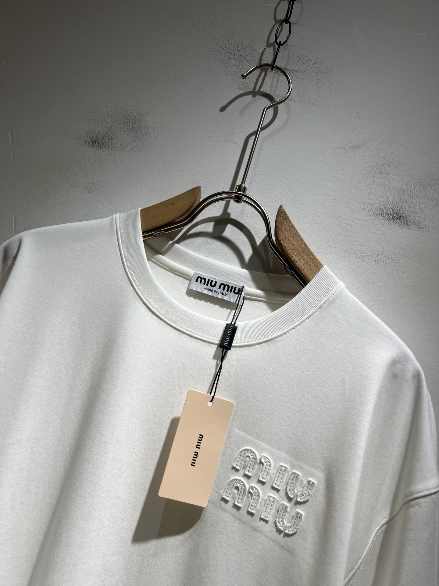 MIUMIU 谬谬2025春夏新款男女同款👫短袖T恤，品牌最新设计元素！既不单调也不复杂,恰到好处的展现