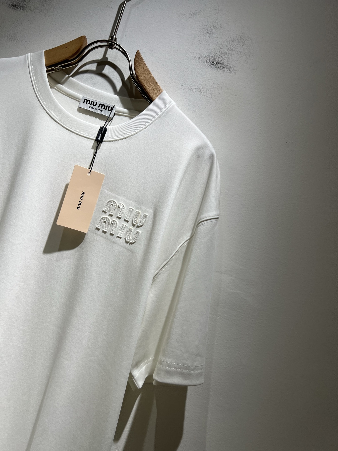 MIUMIU 谬谬2025春夏新款男女同款👫短袖T恤，品牌最新设计元素！既不单调也不复杂,恰到好处的展现