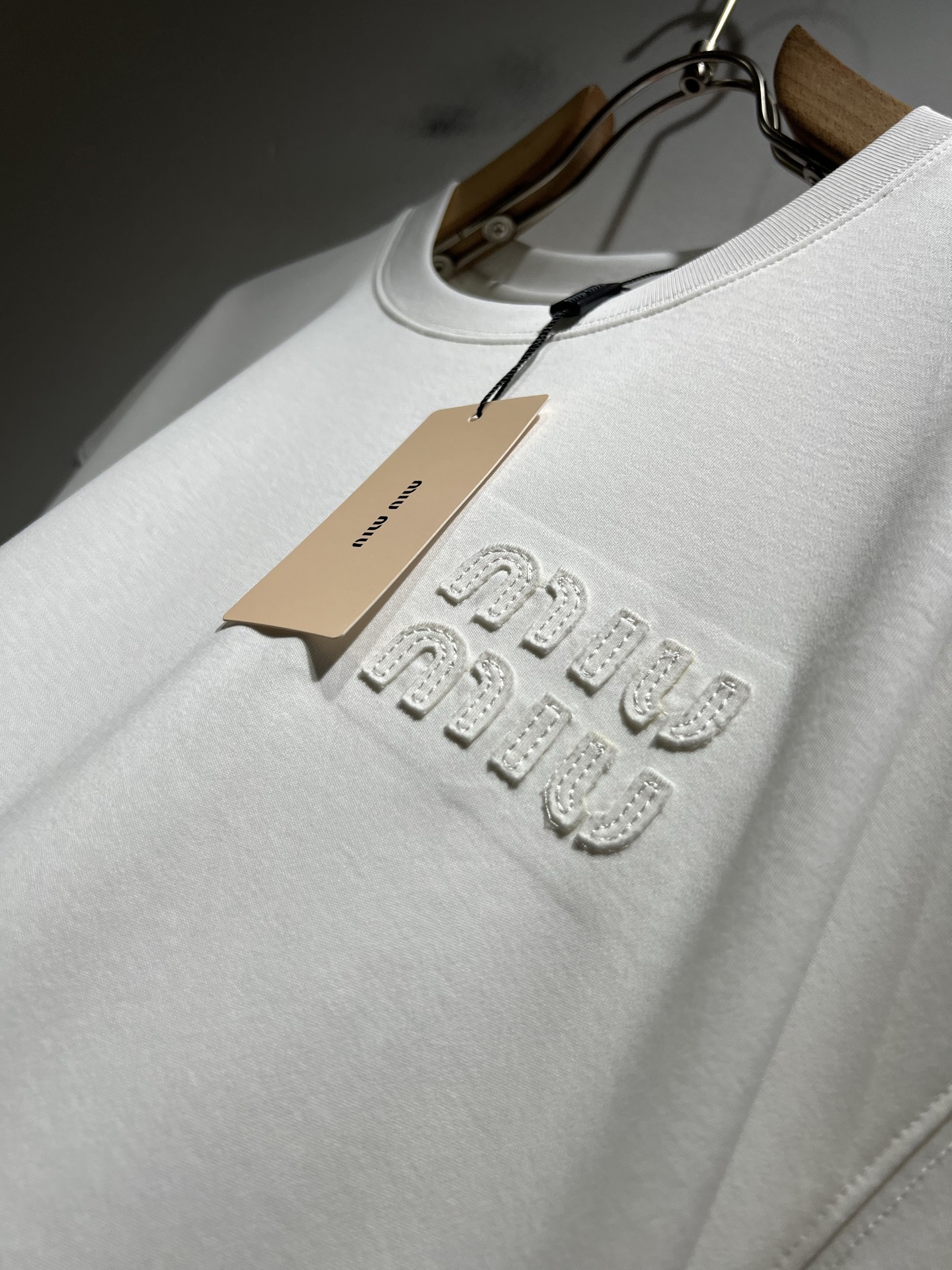 MIUMIU 谬谬2025春夏新款男女同款👫短袖T恤，品牌最新设计元素！既不单调也不复杂,恰到好处的展现