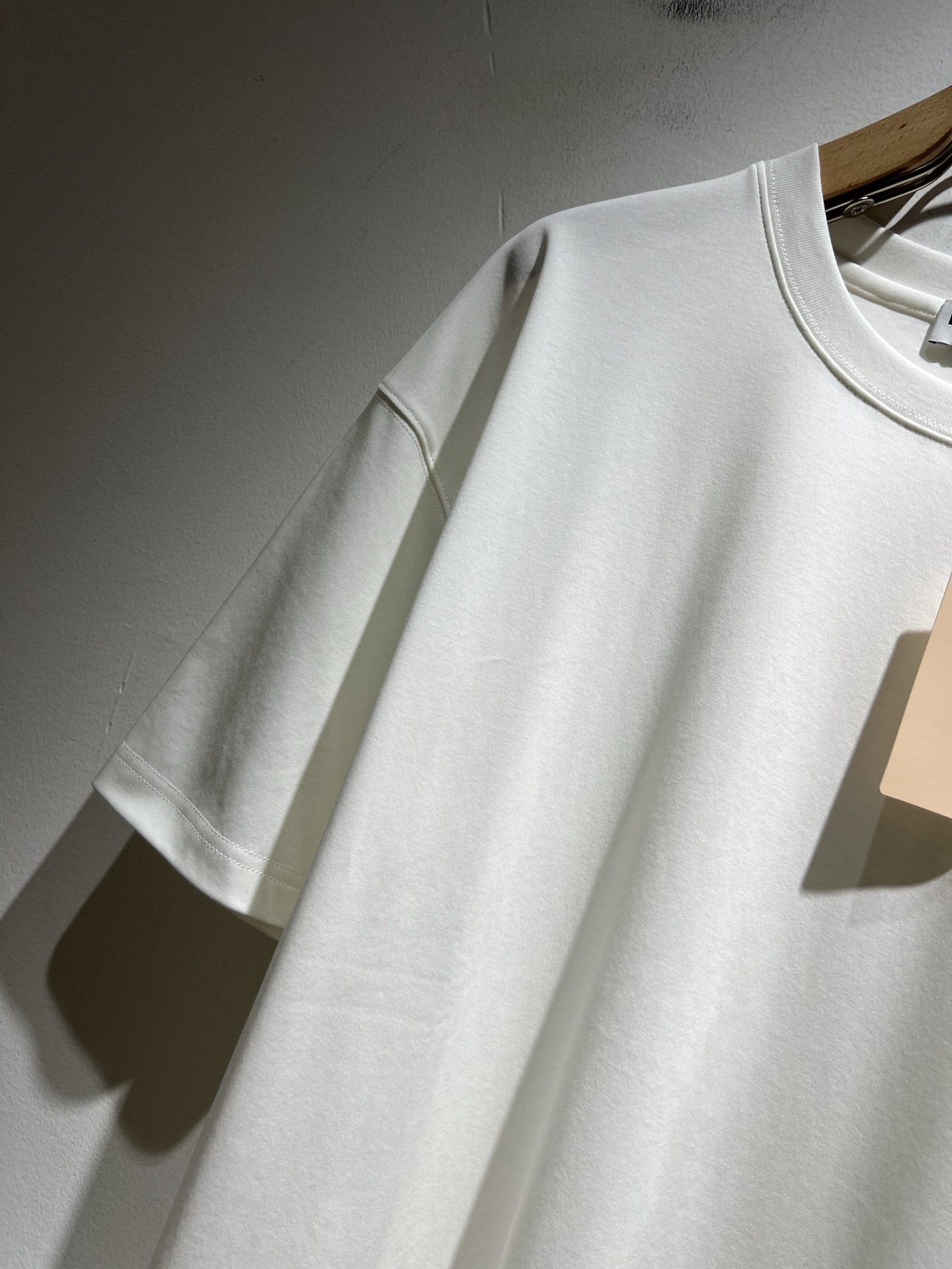 MIUMIU 谬谬2025春夏新款男女同款👫短袖T恤，品牌最新设计元素！既不单调也不复杂,恰到好处的展现