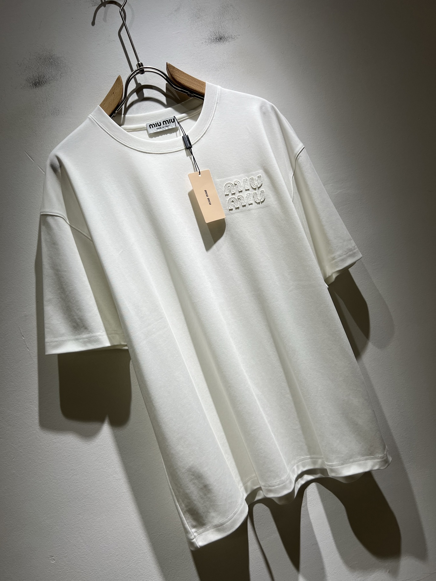 MIUMIU 谬谬2025春夏新款男女同款👫短袖T恤，品牌最新设计元素！既不单调也不复杂,恰到好处的展现