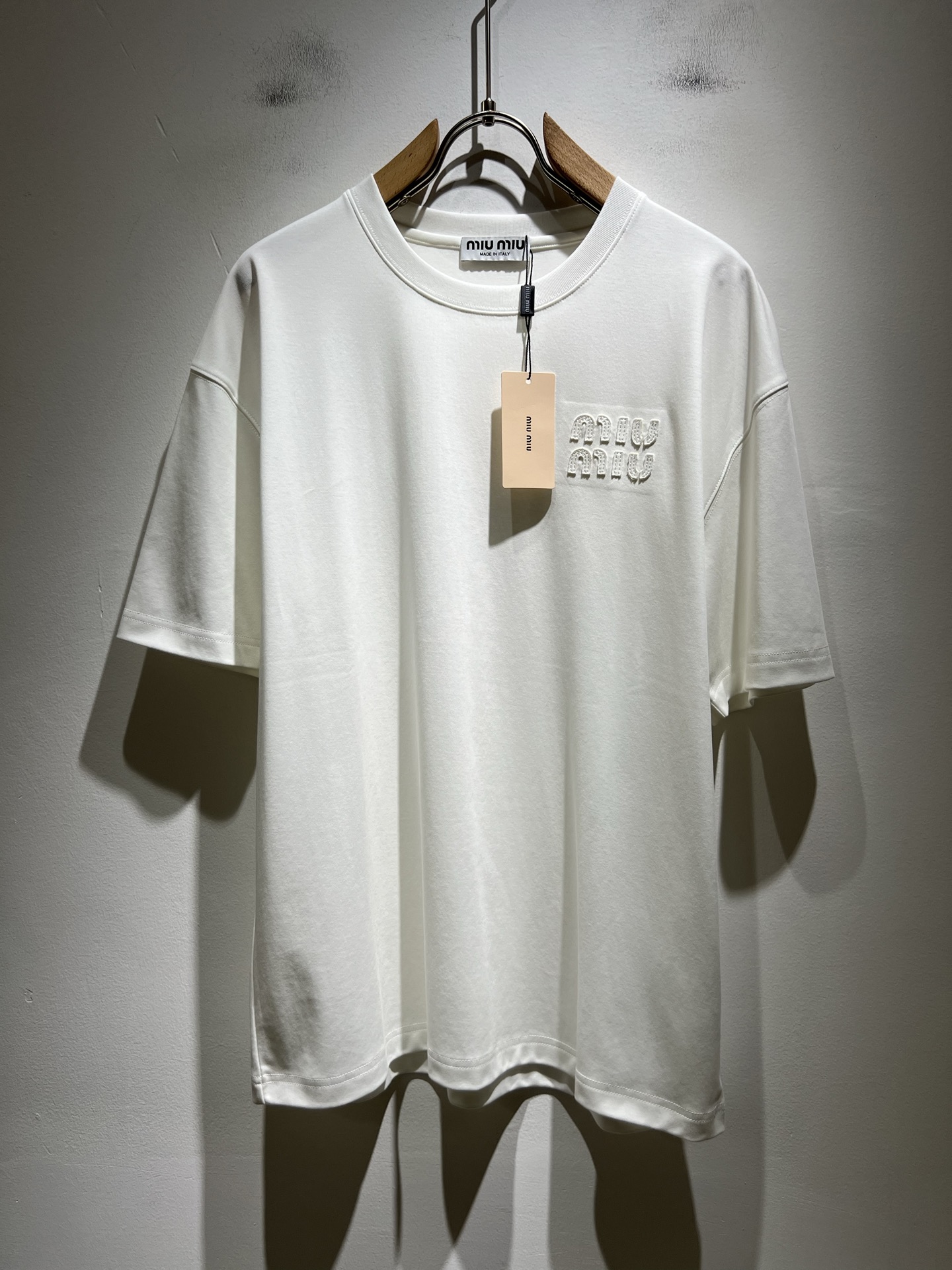 NO:514111,MIUMIU Miserable 2025 Spring and Summer New Men and Women's Same Short-sleeved T-shirt, the latest brand design elements!  Neither monotonous nor complicated, it shows taste just right!  Customer-supplied top-level patch logo design!  Comfortable, sweat-absorbing and breathable, the unique high-end fabric presents a simple and elegant temperament!  Chest logo patch design!  Full three-dimensional! Standard cutting design!  Every detail is a synchronized with high-end fashion. Size: S-2XL, miumiu, T-shirt, tees, t-shirt, alexander wang19860909MIUMIU 谬谬2025春夏新款男女同款短袖T恤,品牌最新设计元素！既不单调也不复杂,恰到好处的展现品味！客供顶级贴布logo设计！舒适吸汗透气根本不在话下,面料独具的高奢感呈现简约优雅气质！胸前logo贴布设计！饱满立体!标准裁剪设计！每一处细节都是与高端时尚同步的体现.尺码:S-2XL,,miumiu,T-shirt,tees，t-shirt,alexander wang,Men's clothing