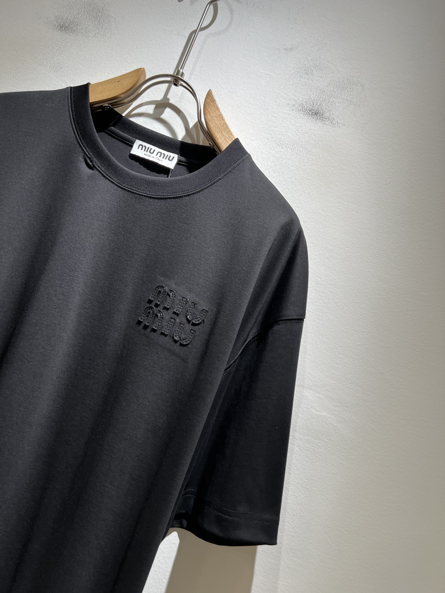 MIUMIU 谬谬2025春夏新款男女同款👫短袖T恤，品牌最新设计元素！既不单调也不复杂,恰到好处的展现