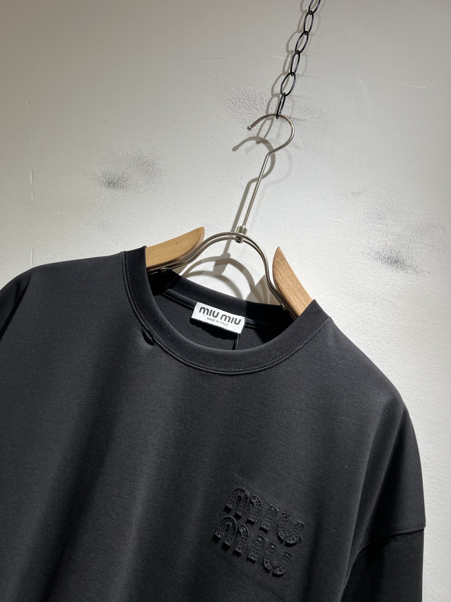 MIUMIU 谬谬2025春夏新款男女同款👫短袖T恤，品牌最新设计元素！既不单调也不复杂,恰到好处的展现