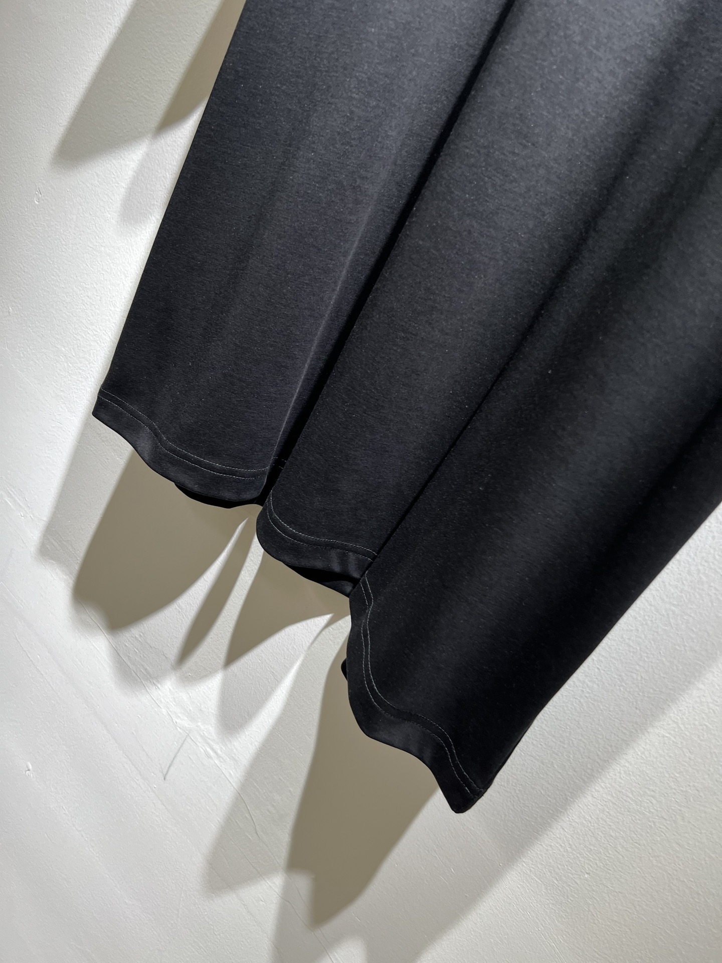 MIUMIU 谬谬2025春夏新款男女同款👫短袖T恤，品牌最新设计元素！既不单调也不复杂,恰到好处的展现