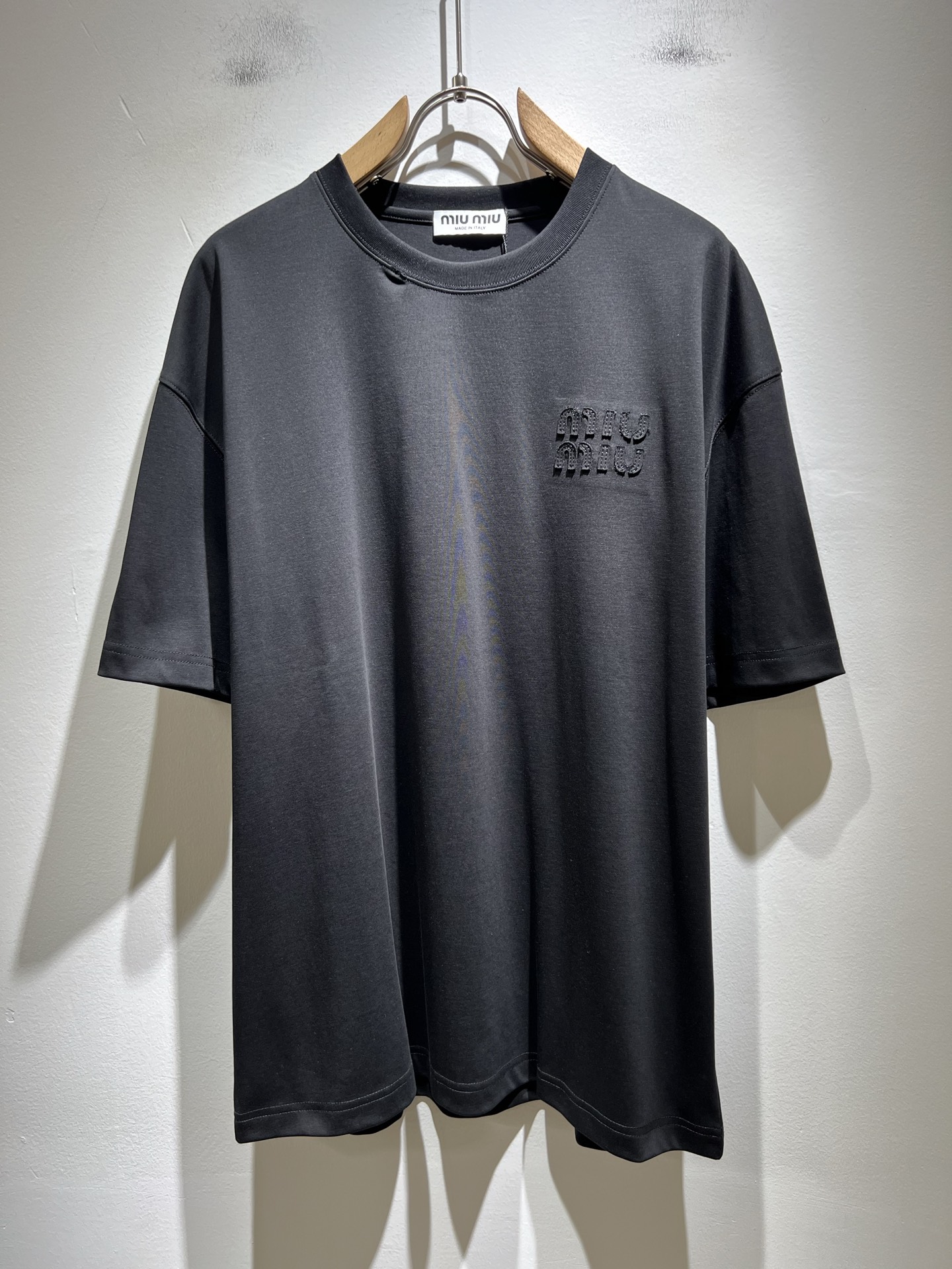 MIUMIU 谬谬2025春夏新款男女同款👫短袖T恤，品牌最新设计元素！既不单调也不复杂,恰到好处的展现