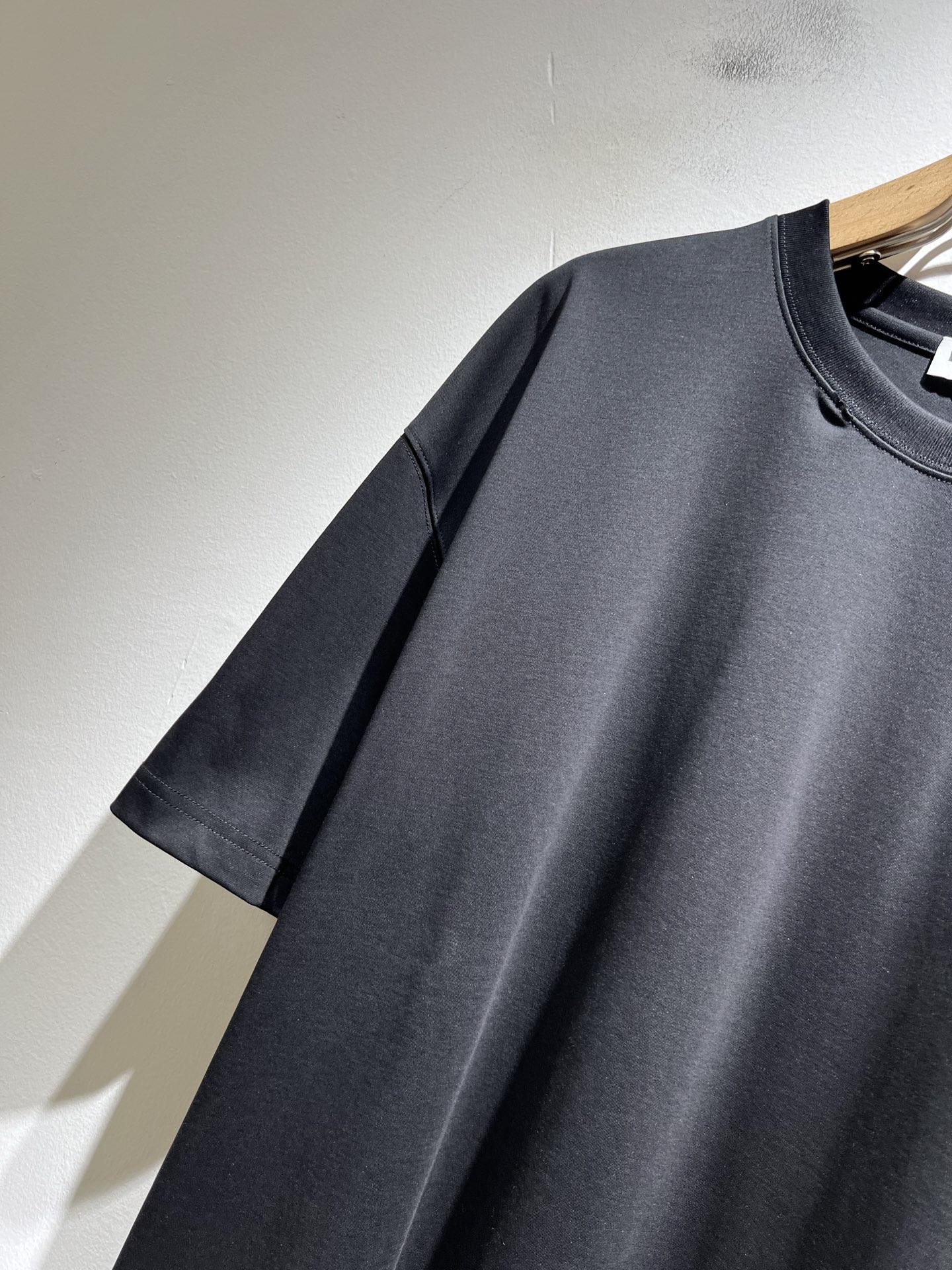 MIUMIU 谬谬2025春夏新款男女同款👫短袖T恤，品牌最新设计元素！既不单调也不复杂,恰到好处的展现