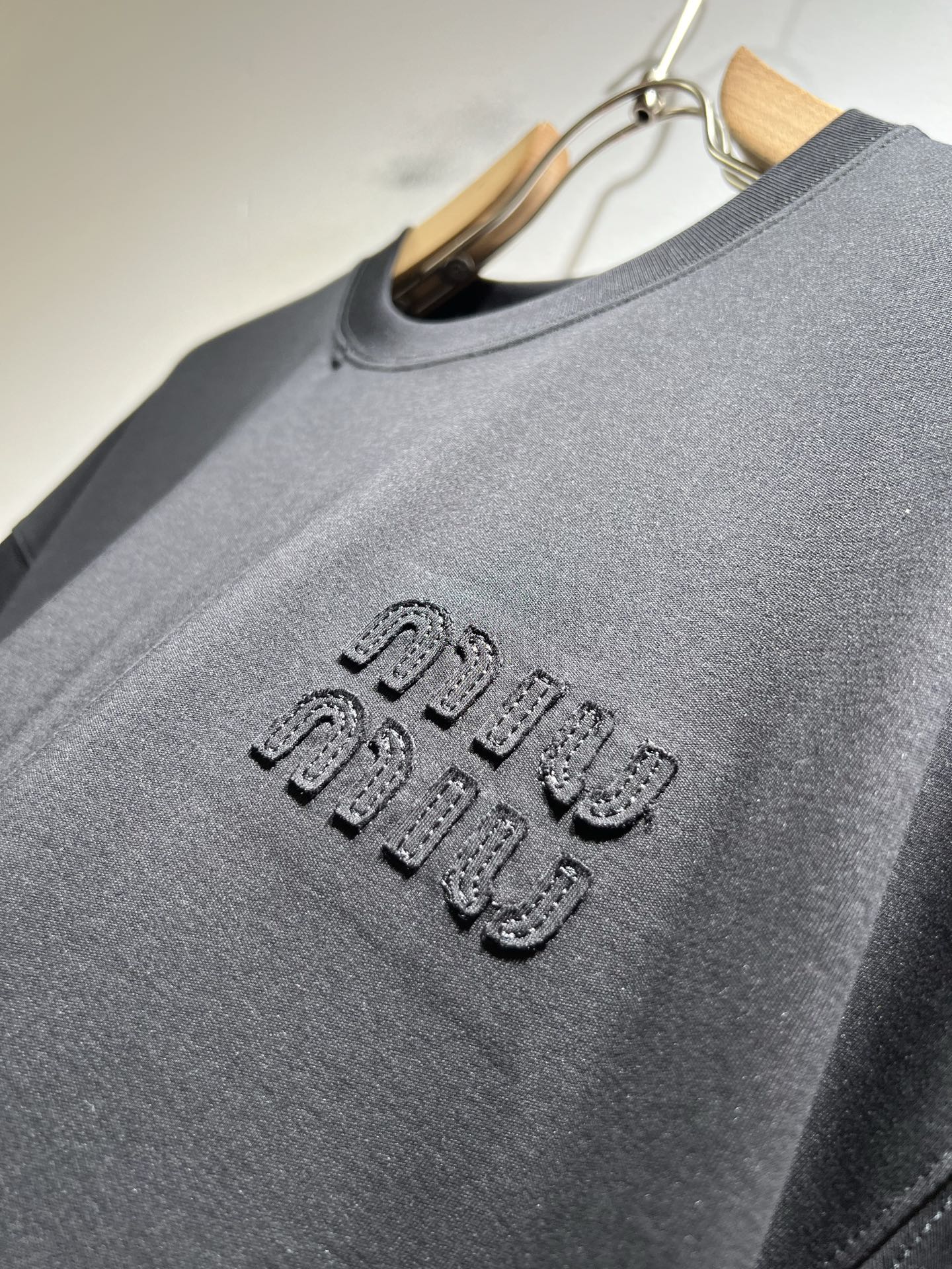 MIUMIU 谬谬2025春夏新款男女同款👫短袖T恤，品牌最新设计元素！既不单调也不复杂,恰到好处的展现