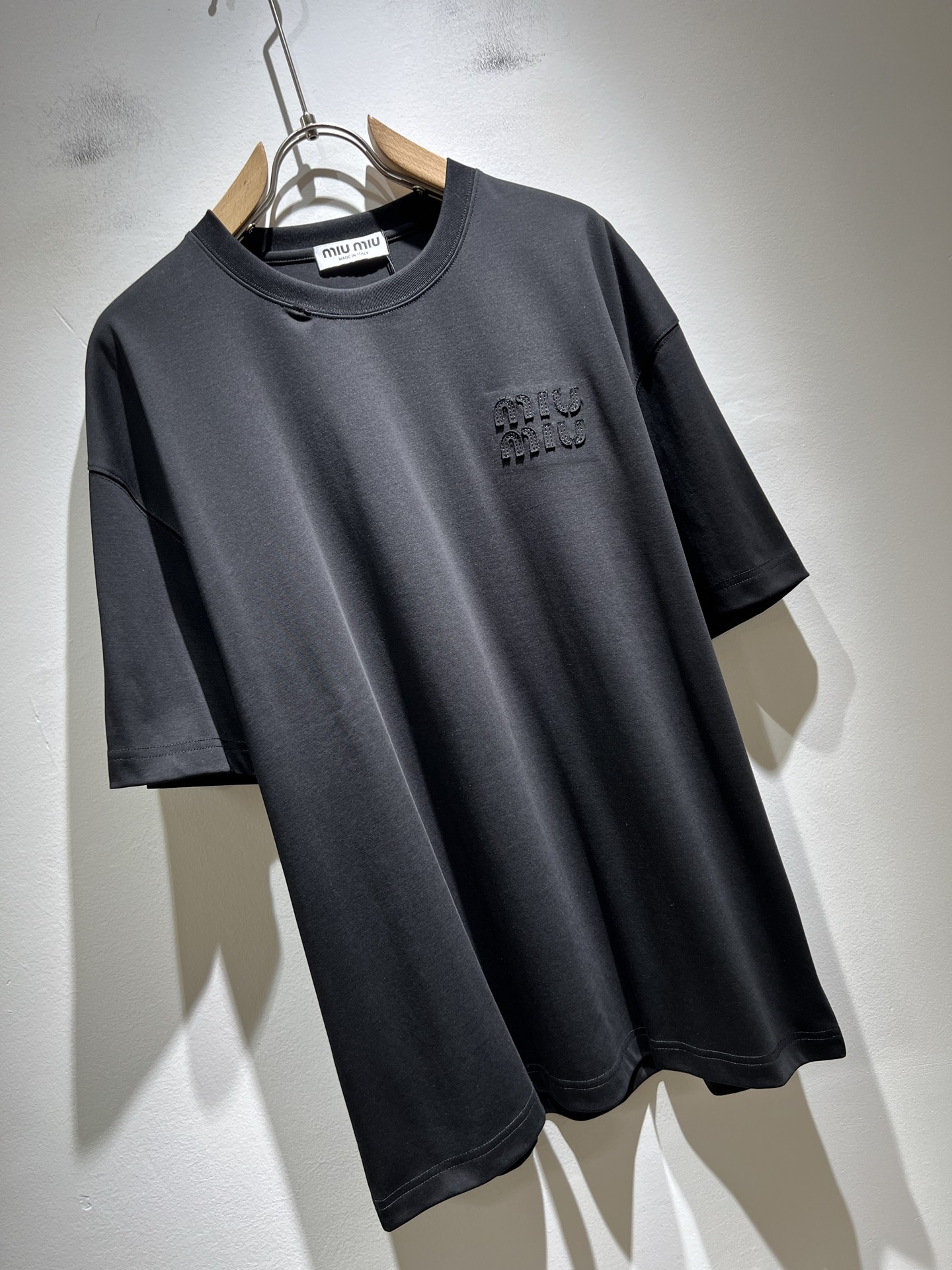 MIUMIU 谬谬2025春夏新款男女同款👫短袖T恤，品牌最新设计元素！既不单调也不复杂,恰到好处的展现