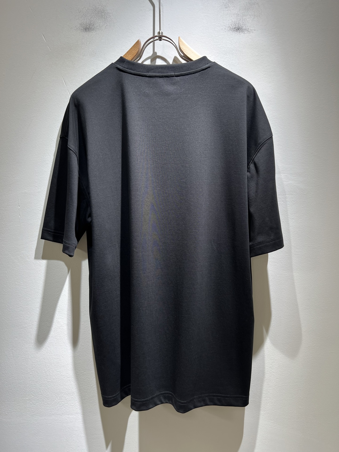 MIUMIU 谬谬2025春夏新款男女同款👫短袖T恤，品牌最新设计元素！既不单调也不复杂,恰到好处的展现