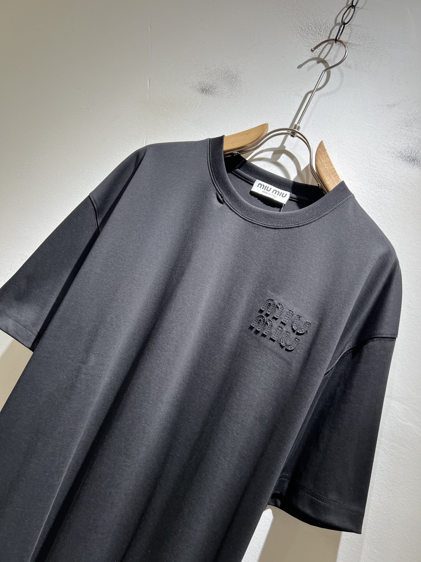 MIUMIU 谬谬2025春夏新款男女同款👫短袖T恤，品牌最新设计元素！既不单调也不复杂,恰到好处的展现