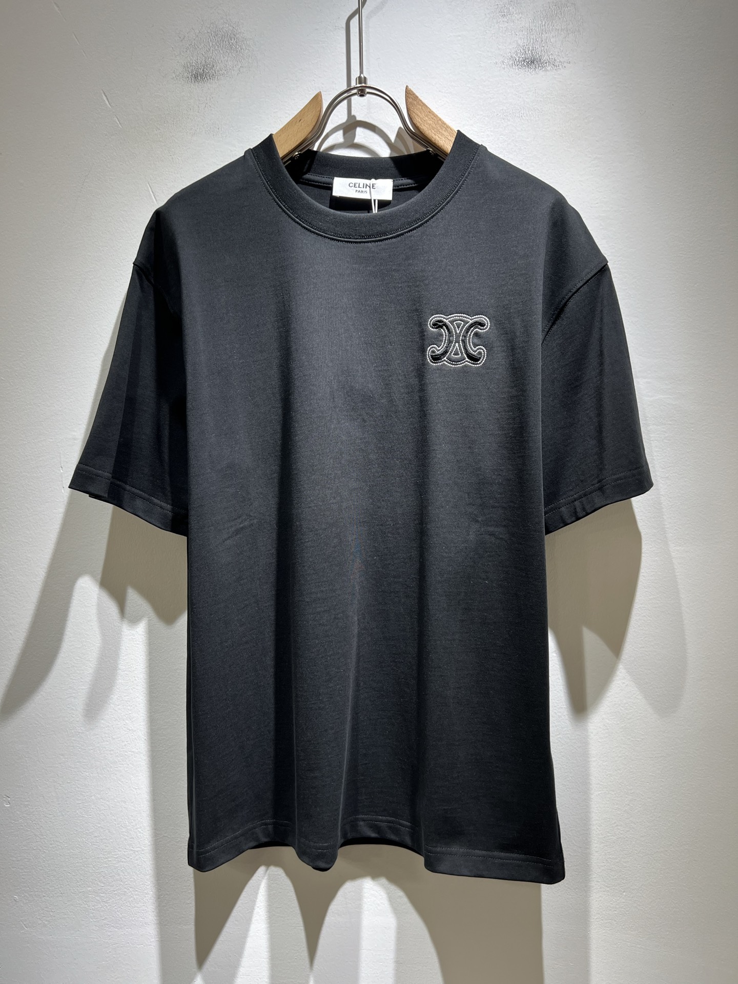 NO:514100,CELIN*Serin 2025 spring and summer new fashionable casual round neck short-sleeved T-shirt, classic couple short-sleeved T-shirt for men and women!  Trading companies have sparse channels and are released on the official website at the same time!  25-year-old fashion new styles are recommended. CE, which is increasingly bursting into new young forces, is indeed exciting to keep the classics while constantly integrating younger elements!  This short Tee, which is newly released in early spring, has a classic logo embroidery design on the chest!  The contrasting collar design with simple and high-end colors is enough to highlight a brand new theme, and the style setting that takes into account both retro and fashionable can cope with all kinds of temperament styles!  The logo has clear three-dimensional details, highlighting the perfect quality and texture!  Customer-supplied custom-woven cotton fabrics, and they are super white in color. Everyone should hurry up and take them away!  Size S-2XL, celine, T-shirt,tees, t-shirt,alexander wang19860909CELIN*瑟琳 2025春夏新款时尚休闲圆领短袖T恤,经典男女同款情侣短袖T恤衫！贸易公司渠道稀出,同步官网发售！25年早春时尚新款推荐,越来越向年轻新势力迸发的CE,除了保留经典的同时,不断融入年轻化元素,确实令人期待！这款早春最新发售的短Tee,胸前经典Logo刺绣工艺设计！搭色简约而又不失高级感的撞色领口设计,足以凸显出全新的主题,复古与时髦兼顾的风格设定,可以应对各种气质范儿穿搭！logo清晰立体的细节,凸显完美的品相与质感！客供定织全棉面料,并且超级显白配色,各位抓紧时间带走吧！尺码S-2XL,,celine,T-shirt,tees，t-shirt,alexander wang,Men's clothing