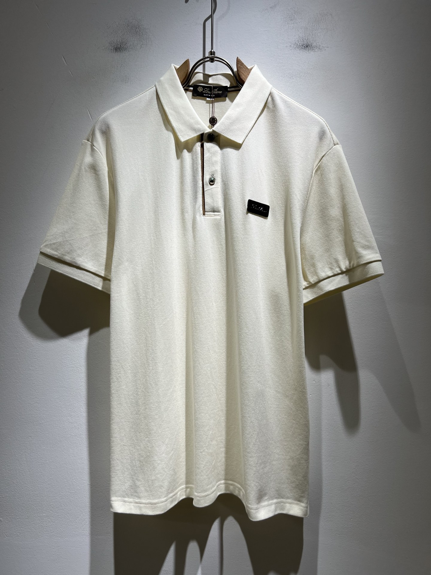 NO:514094,Loro Piana Nouyou Pianya 2025 spring and summer men's Polo shirt, the latest trade order short-sleeved T-shirt, full quality!  !  Internet celebrity style!  Designed with logo pattern leather badge!  The upper body is comfortable and breathable, not stiff, and the overall three-dimensional feeling is rich, with quality export orders, customized exclusive fabric tailoring to meet the simple needs of commuters for dressing. The upper body is very effective, it looks slim and not picky about the figure. The fabric workmanship... Improper, good craftsmanship can make you look good and tasteful, a must-have item for everyone!  Size M-3XL, loro piana, T-shirt,tees, t-shirt,alexander wang19860909Loro Piana诺悠翩雅 2025春夏男士Polo衫,最新的贸易订单短袖T恤,全品相！！网红款！采用logo图案皮革徽章设计！上身舒适透气,不僵硬,整体有着丰富的立体感,品质出口订单,定制专属面料剪裁,满足通勤人们对于着装的简约需求,上身效果很好,显瘦,不挑剔身材.面料做工....无可挑剔,好工艺好面料才能穿出好品味一款,人手必备单品！尺码M-3XL,,loro piana,T-shirt,tees，t-shirt,alexander wang,Men's clothing