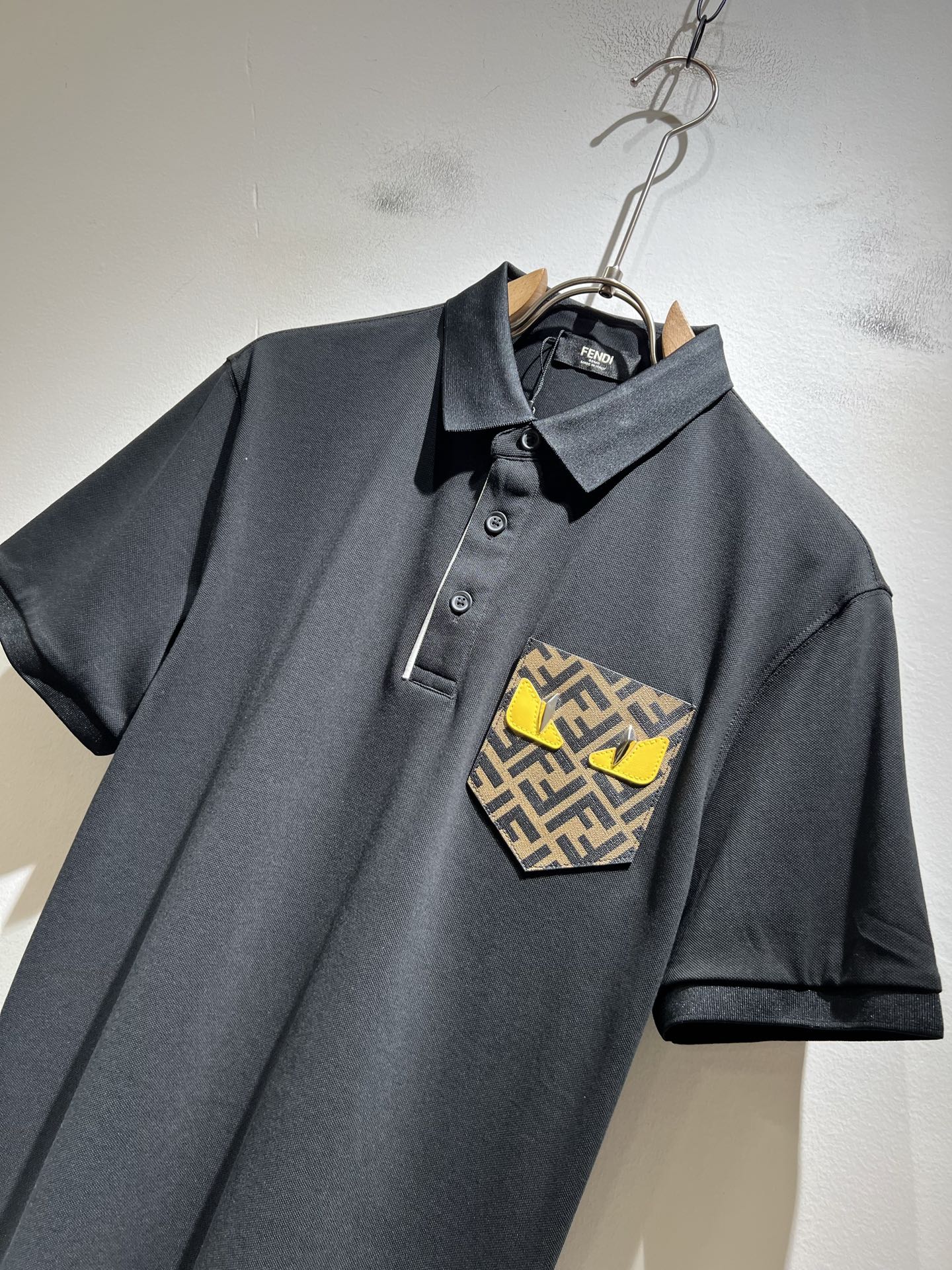 FEN 芬*迪2025春夏新款短袖Polo衫！净版百搭不限制年龄，胸前logo图案压胶工艺设计！无论你是